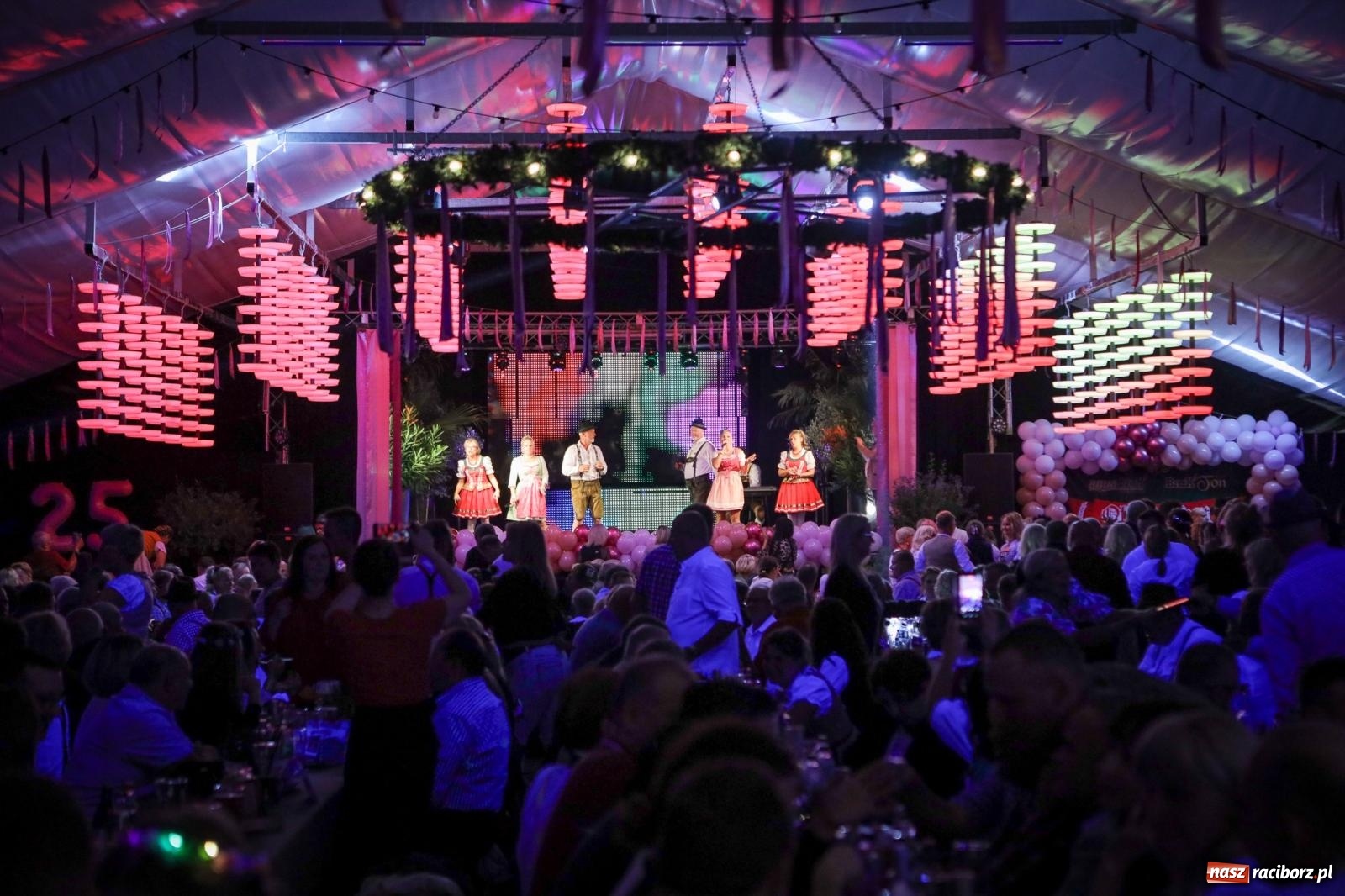 Zdjęcie w galerii na portalu naszraciborz.pl: Szymocice świętowały 25 lat Oktoberfestu. Na scenie Toby i Francesco Napoli [FOTO] wiadomości z regionu