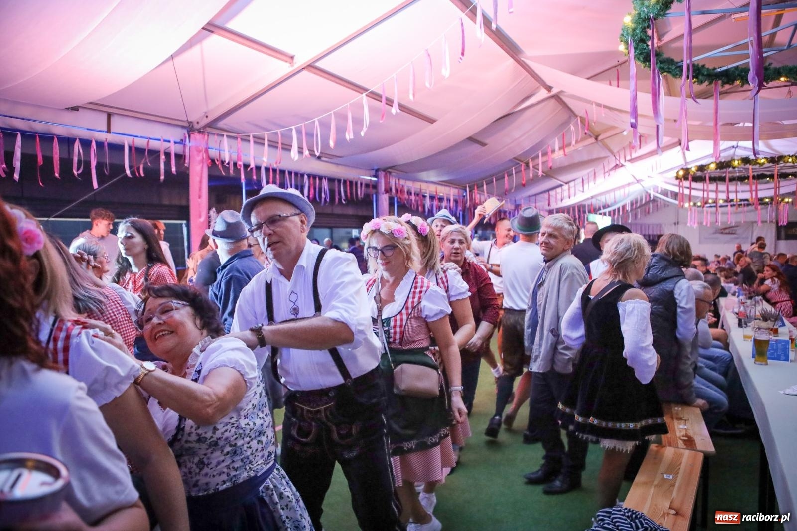 Zdjęcie w galerii na portalu naszraciborz.pl: Szymocice świętowały 25 lat Oktoberfestu. Na scenie Toby i Francesco Napoli [FOTO] wiadomości z regionu