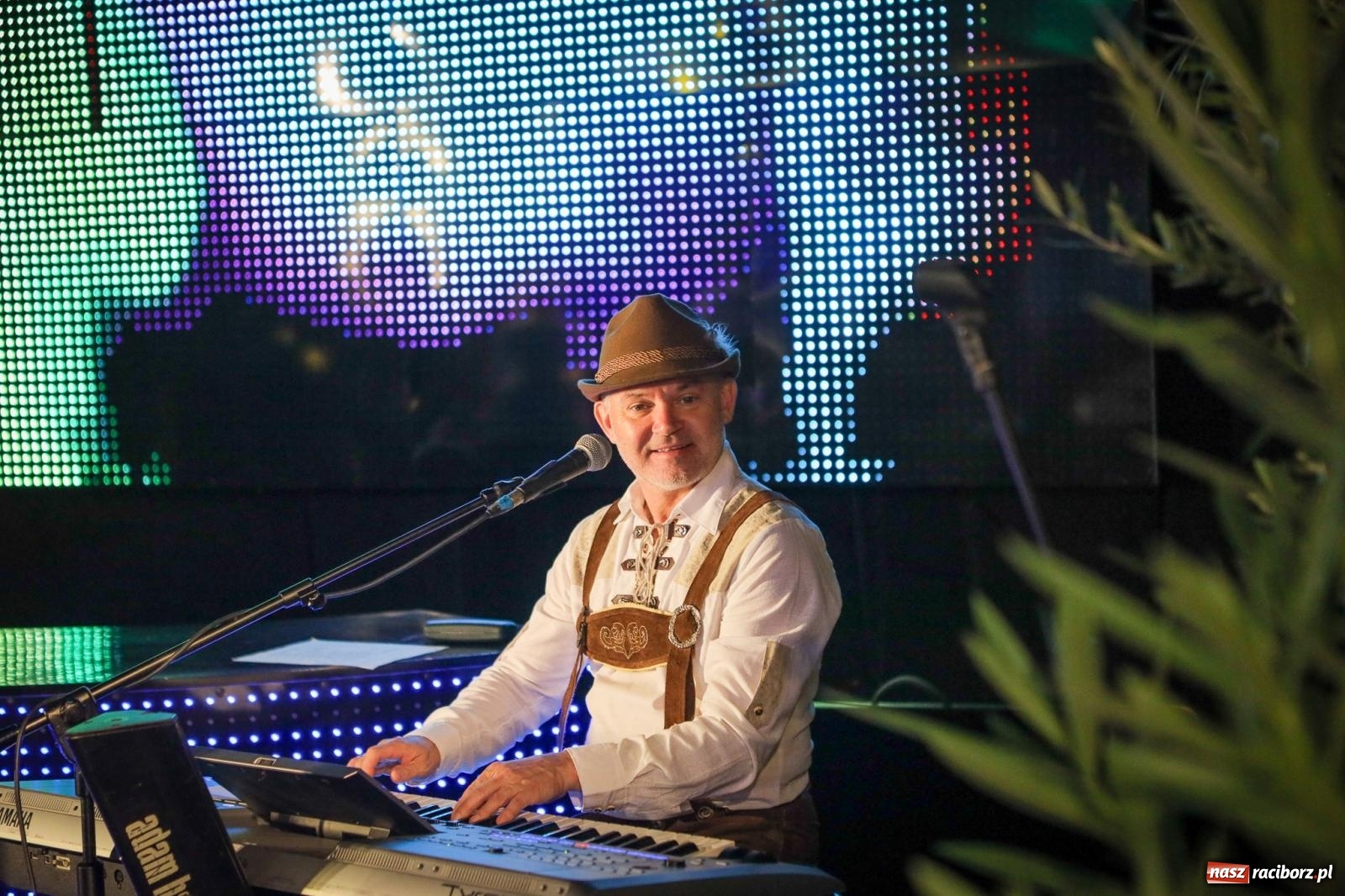 Zdjęcie w galerii na portalu naszraciborz.pl: Szymocice świętowały 25 lat Oktoberfestu. Na scenie Toby i Francesco Napoli [FOTO] wiadomości z regionu