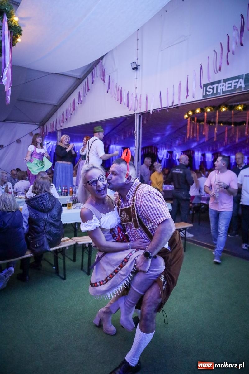Zdjęcie w galerii na portalu naszraciborz.pl: Szymocice świętowały 25 lat Oktoberfestu. Na scenie Toby i Francesco Napoli [FOTO] wiadomości z regionu