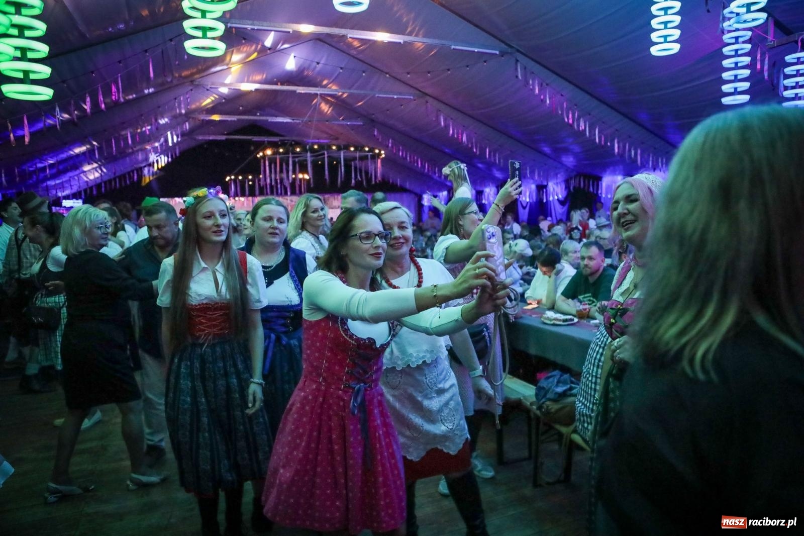 Zdjęcie w galerii na portalu naszraciborz.pl: Szymocice świętowały 25 lat Oktoberfestu. Na scenie Toby i Francesco Napoli [FOTO] wiadomości z regionu