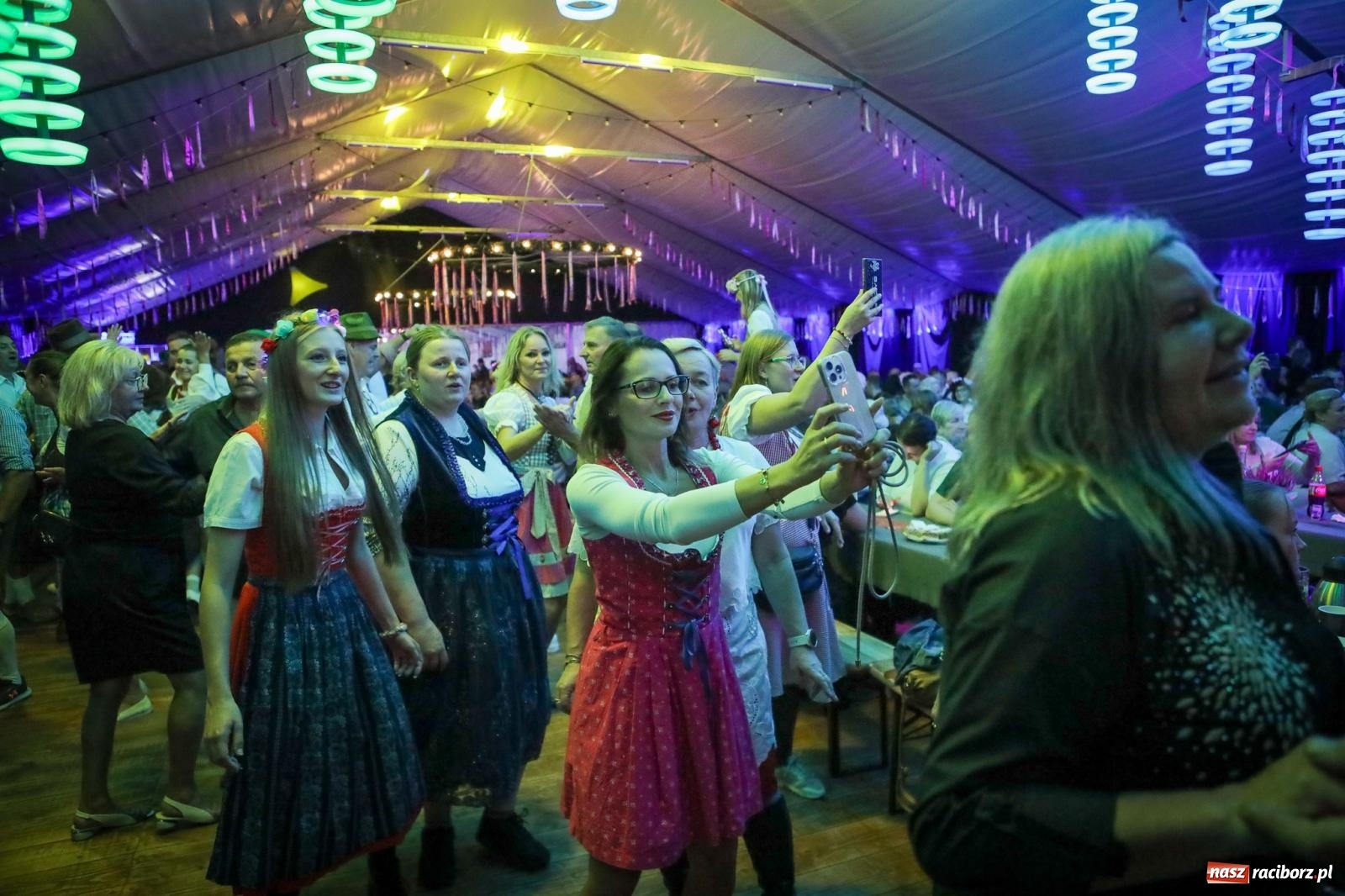 Zdjęcie w galerii na portalu naszraciborz.pl: Szymocice świętowały 25 lat Oktoberfestu. Na scenie Toby i Francesco Napoli [FOTO] wiadomości z regionu