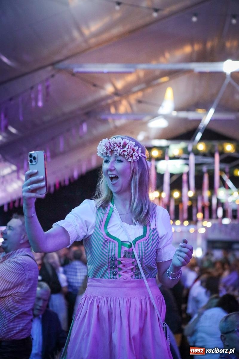 Zdjęcie w galerii na portalu naszraciborz.pl: Szymocice świętowały 25 lat Oktoberfestu. Na scenie Toby i Francesco Napoli [FOTO] wiadomości z regionu