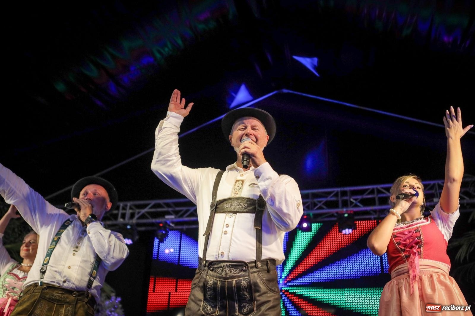 Zdjęcie w galerii na portalu naszraciborz.pl: Szymocice świętowały 25 lat Oktoberfestu. Na scenie Toby i Francesco Napoli [FOTO] wiadomości z regionu