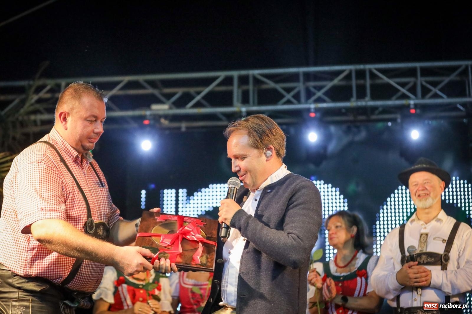 Zdjęcie w galerii na portalu naszraciborz.pl: Szymocice świętowały 25 lat Oktoberfestu. Na scenie Toby i Francesco Napoli [FOTO] wiadomości z regionu