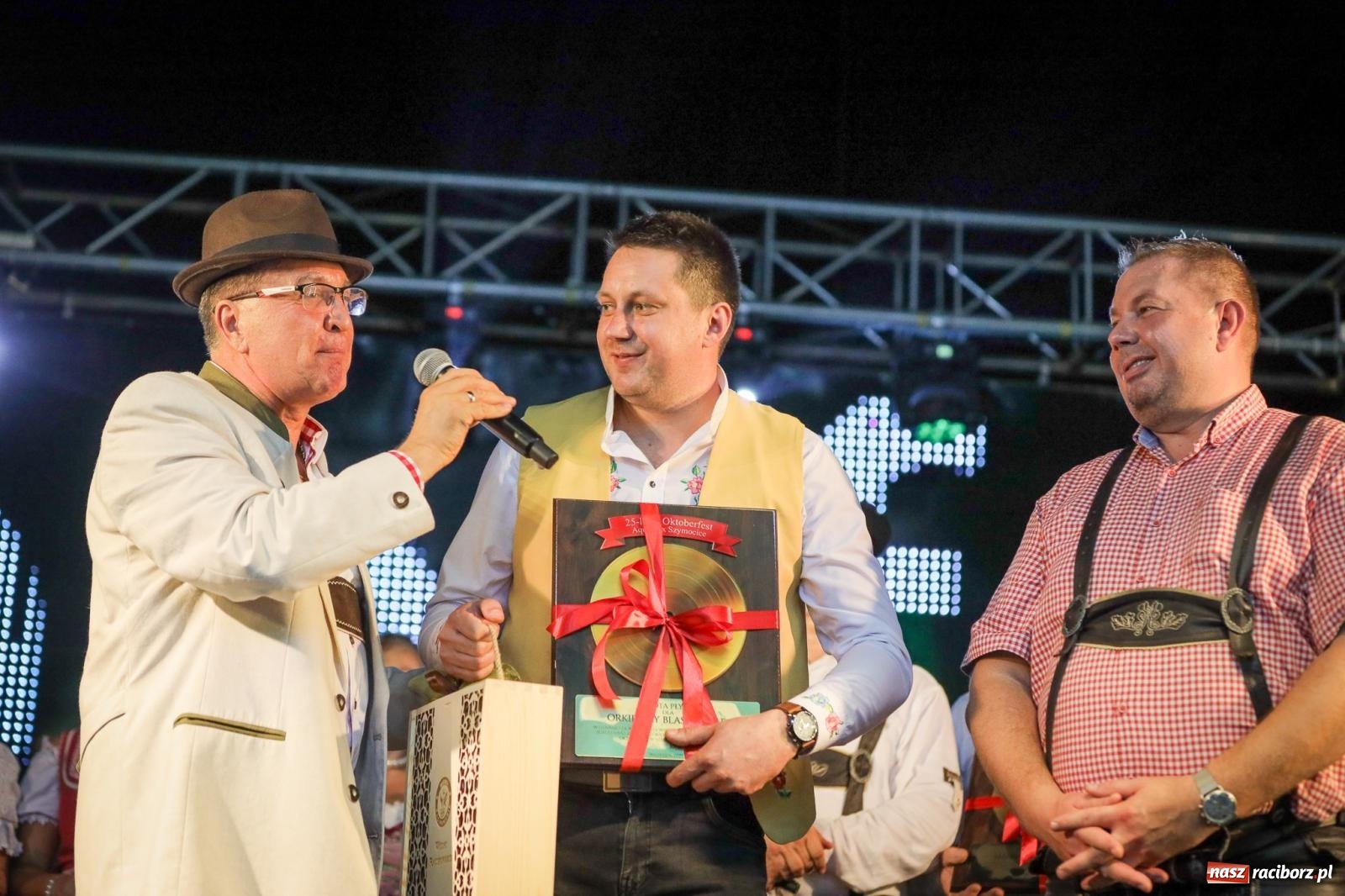 Zdjęcie w galerii na portalu naszraciborz.pl: Szymocice świętowały 25 lat Oktoberfestu. Na scenie Toby i Francesco Napoli [FOTO] wiadomości z regionu