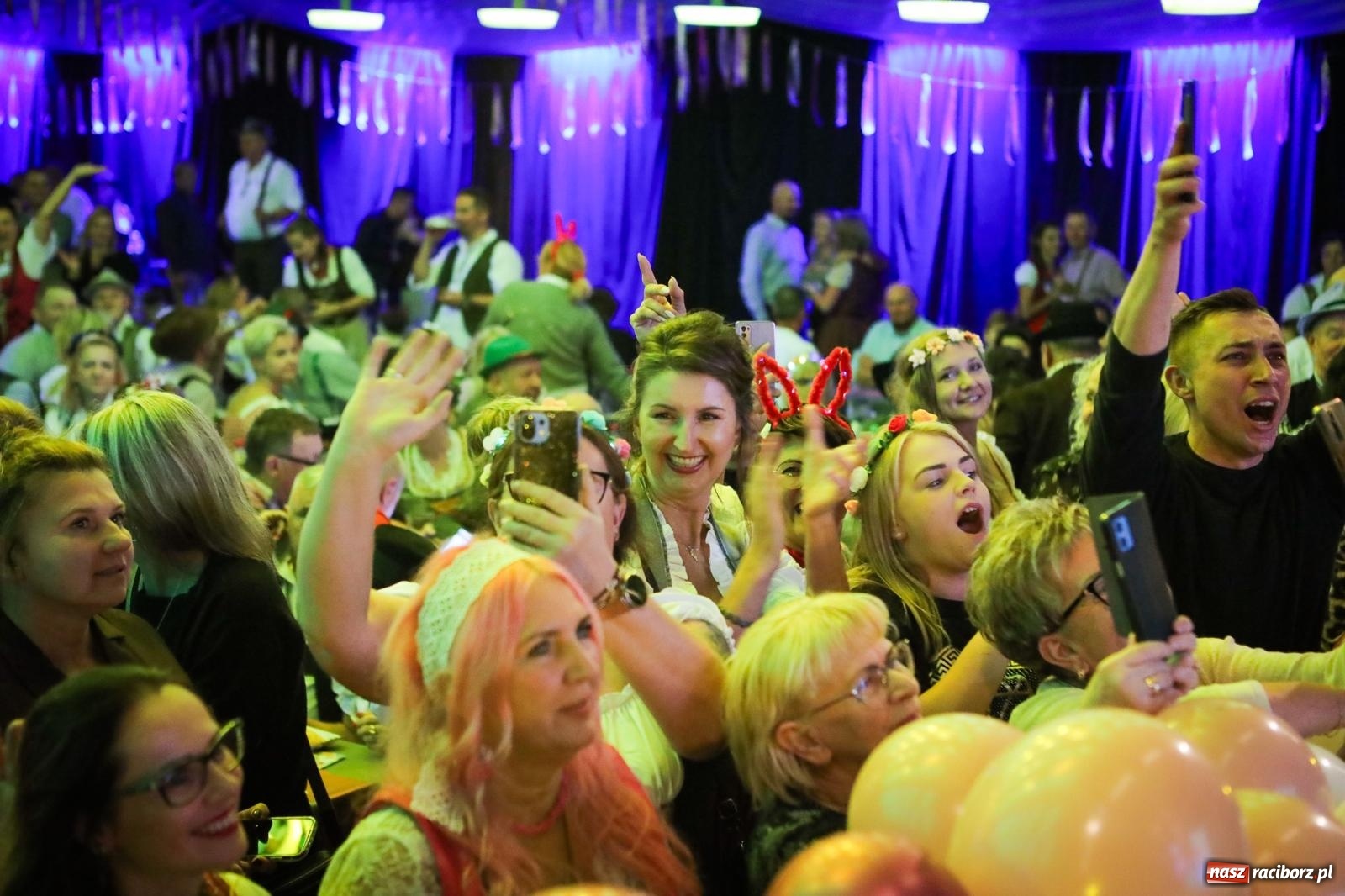 Zdjęcie w galerii na portalu naszraciborz.pl: Szymocice świętowały 25 lat Oktoberfestu. Na scenie Toby i Francesco Napoli [FOTO] wiadomości z regionu