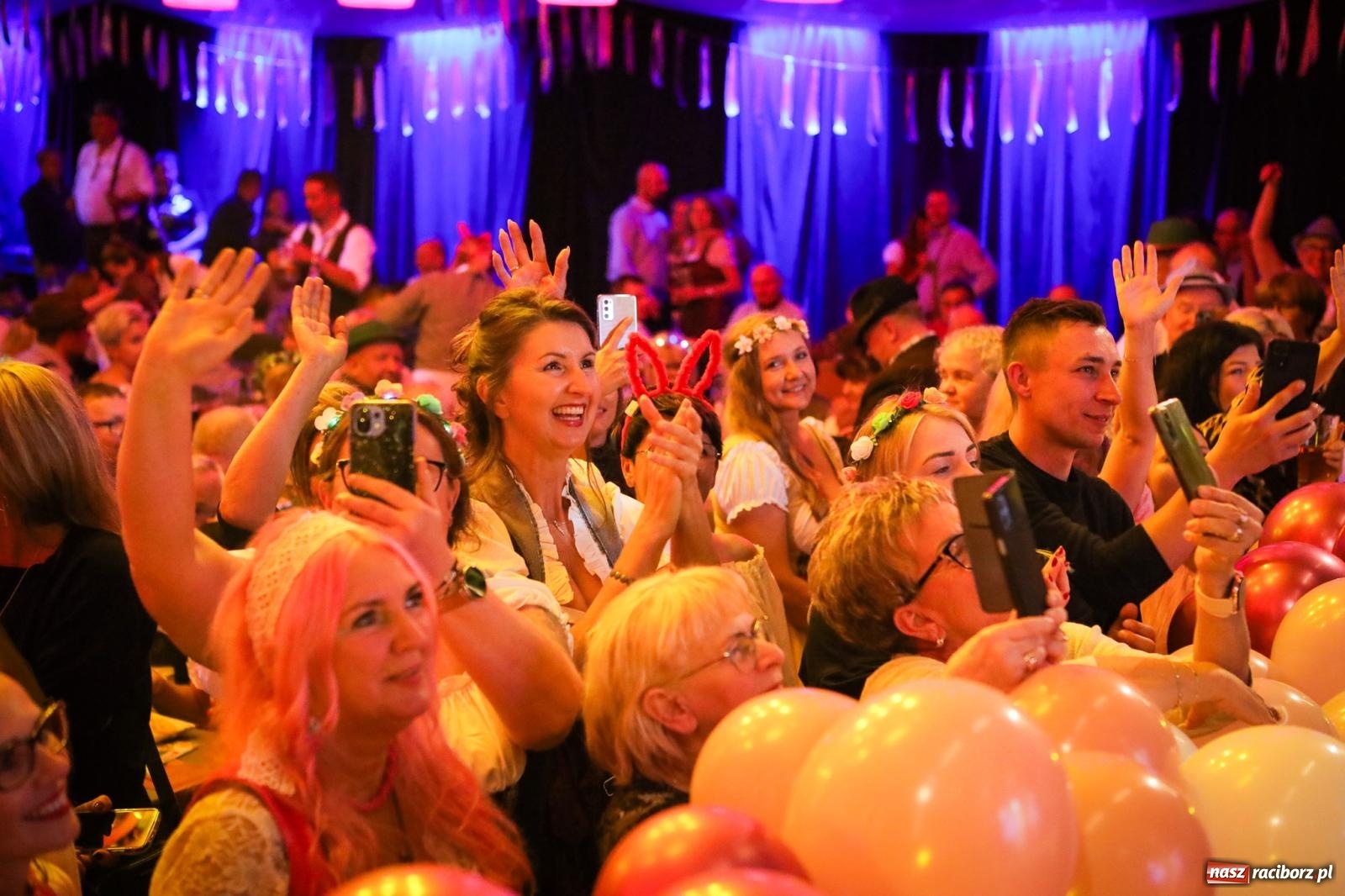 Zdjęcie w galerii na portalu naszraciborz.pl: Szymocice świętowały 25 lat Oktoberfestu. Na scenie Toby i Francesco Napoli [FOTO] wiadomości z regionu