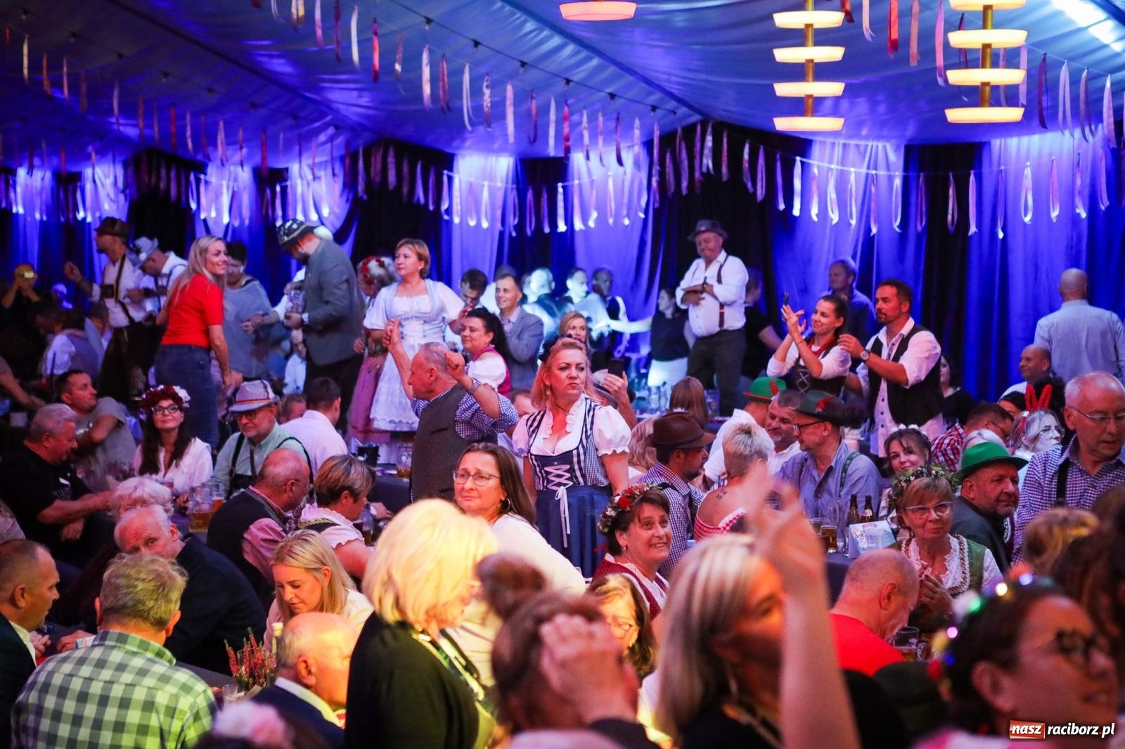 Zdjęcie w galerii na portalu naszraciborz.pl: Szymocice świętowały 25 lat Oktoberfestu. Na scenie Toby i Francesco Napoli [FOTO] wiadomości z regionu