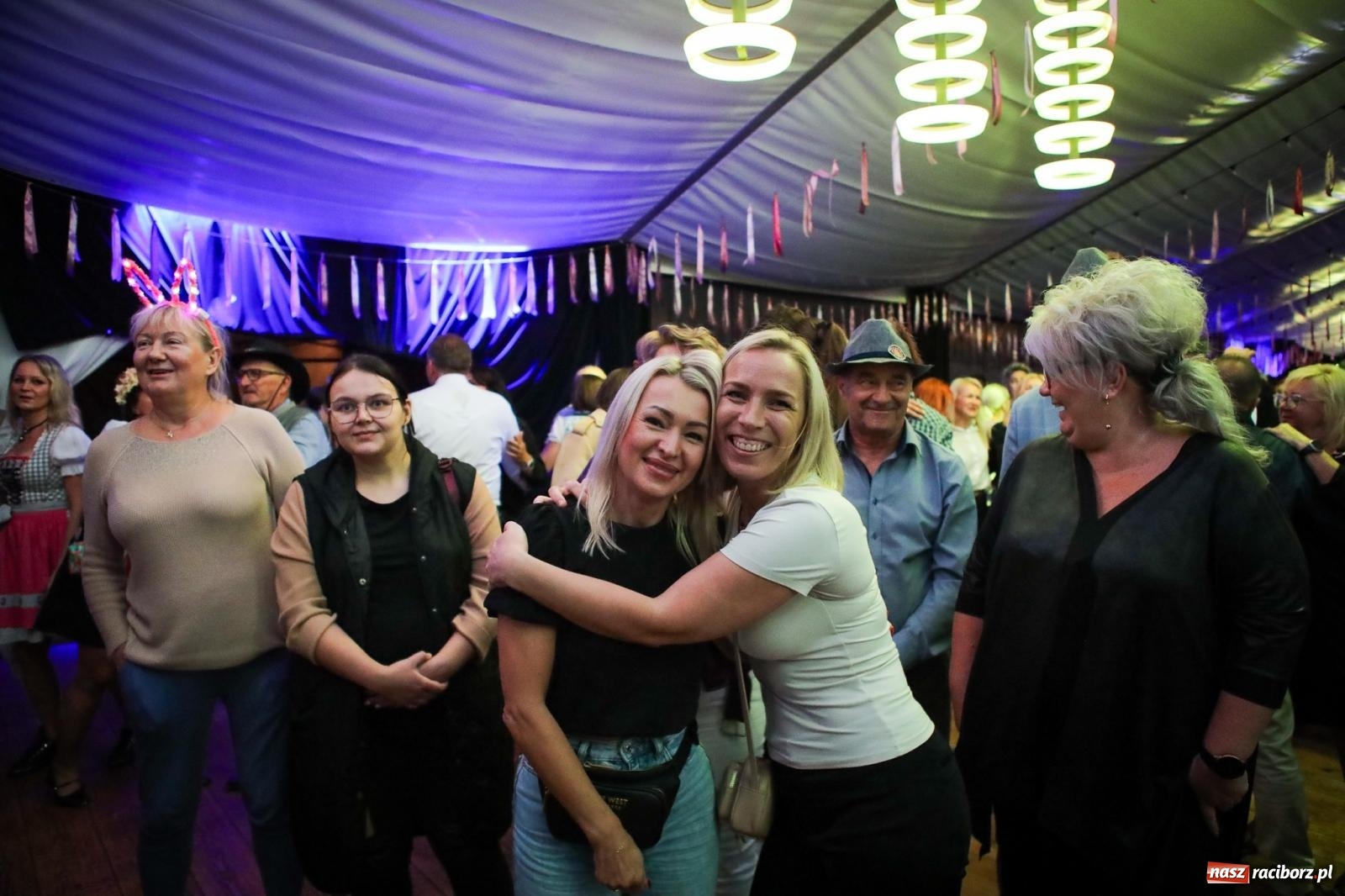 Zdjęcie w galerii na portalu naszraciborz.pl: Szymocice świętowały 25 lat Oktoberfestu. Na scenie Toby i Francesco Napoli [FOTO] wiadomości z regionu