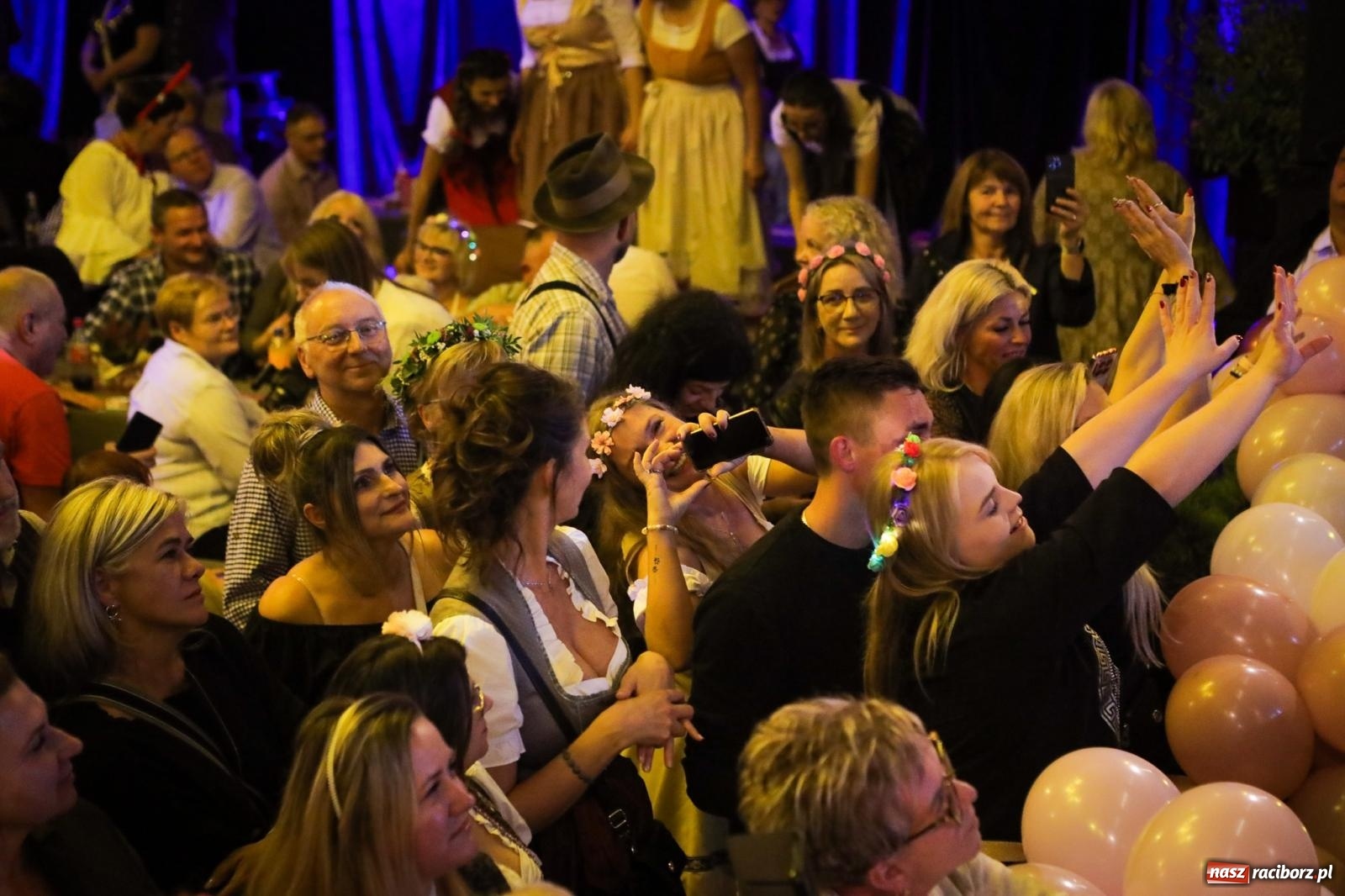 Zdjęcie w galerii na portalu naszraciborz.pl: Szymocice świętowały 25 lat Oktoberfestu. Na scenie Toby i Francesco Napoli [FOTO] wiadomości z regionu