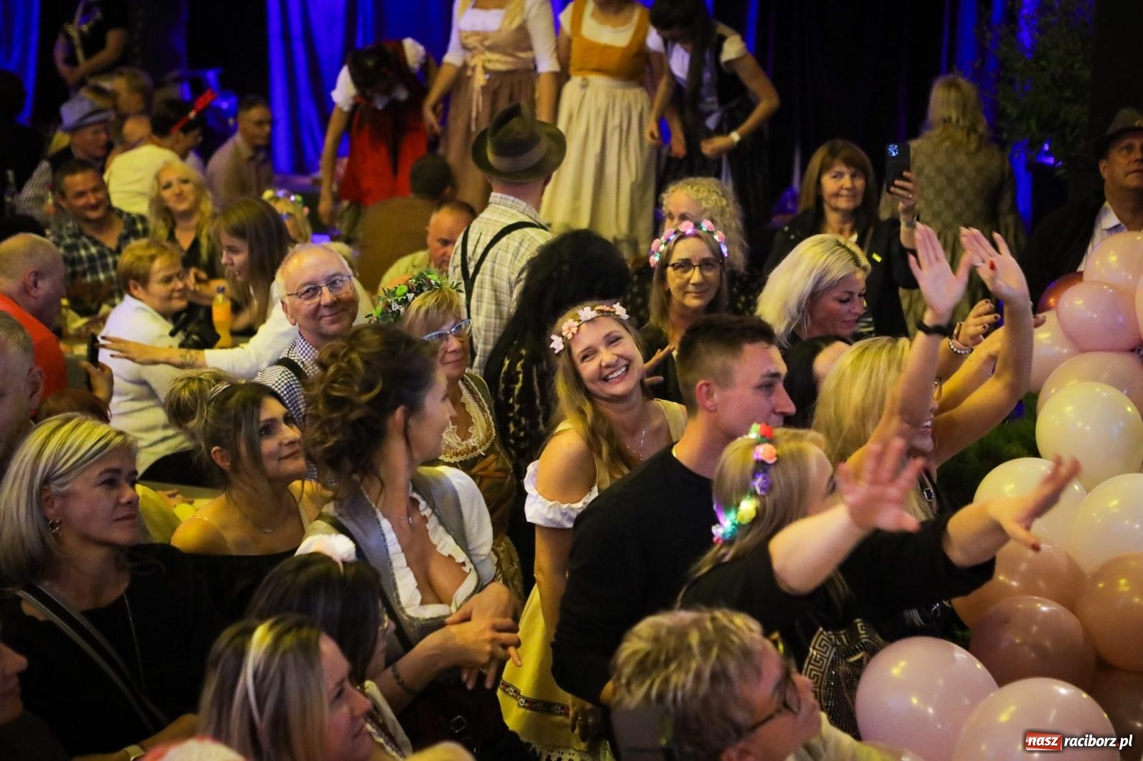 Zdjęcie w galerii na portalu naszraciborz.pl: Szymocice świętowały 25 lat Oktoberfestu. Na scenie Toby i Francesco Napoli [FOTO] wiadomości z regionu