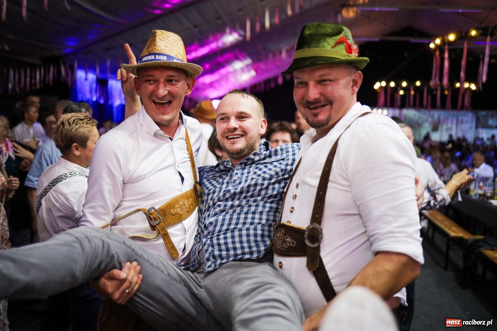 Zdjęcie w galerii na portalu naszraciborz.pl: Szymocice świętowały 25 lat Oktoberfestu. Na scenie Toby i Francesco Napoli [FOTO] wiadomości z regionu