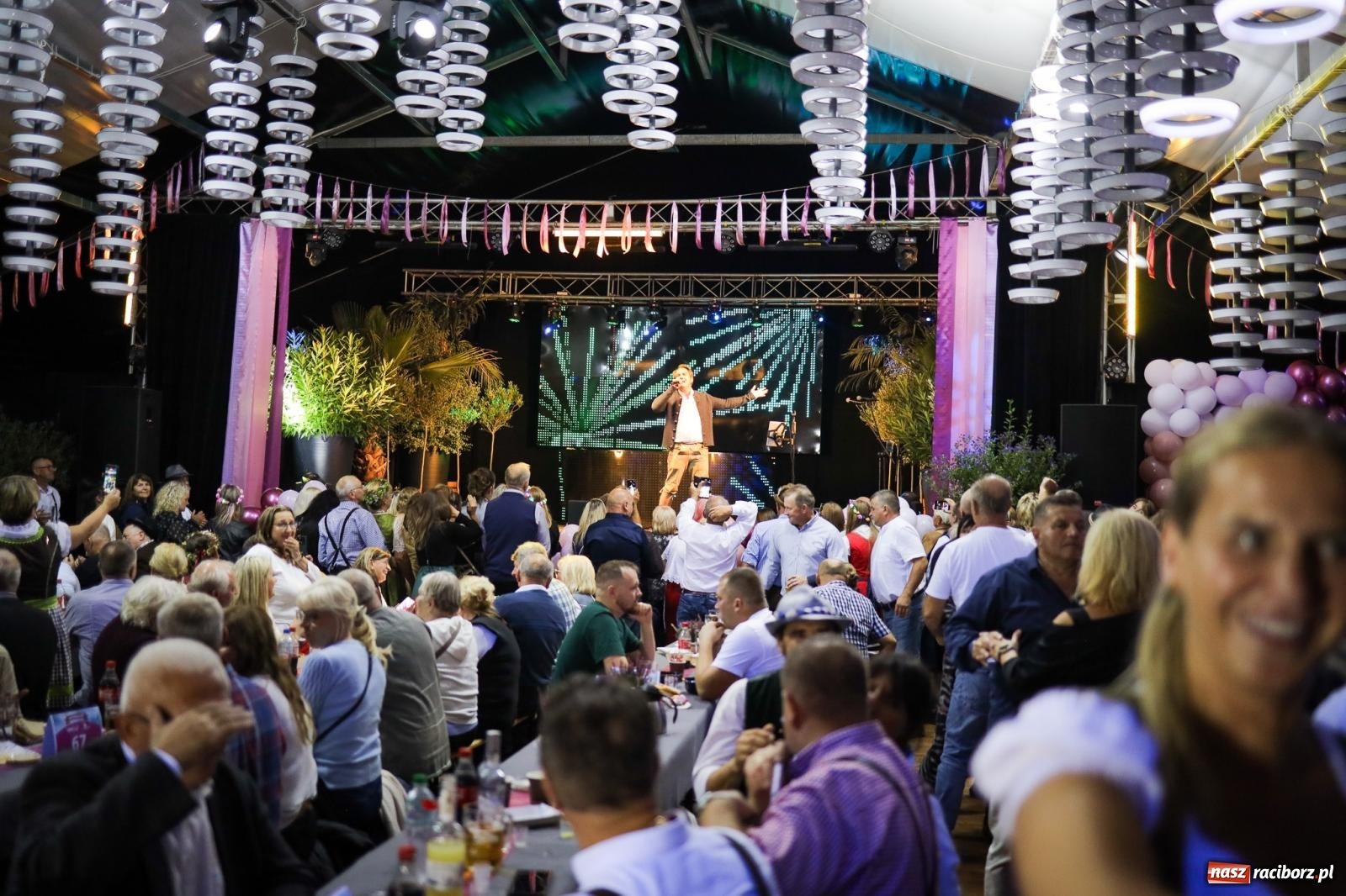 Zdjęcie w galerii na portalu naszraciborz.pl: Szymocice świętowały 25 lat Oktoberfestu. Na scenie Toby i Francesco Napoli [FOTO] wiadomości z regionu