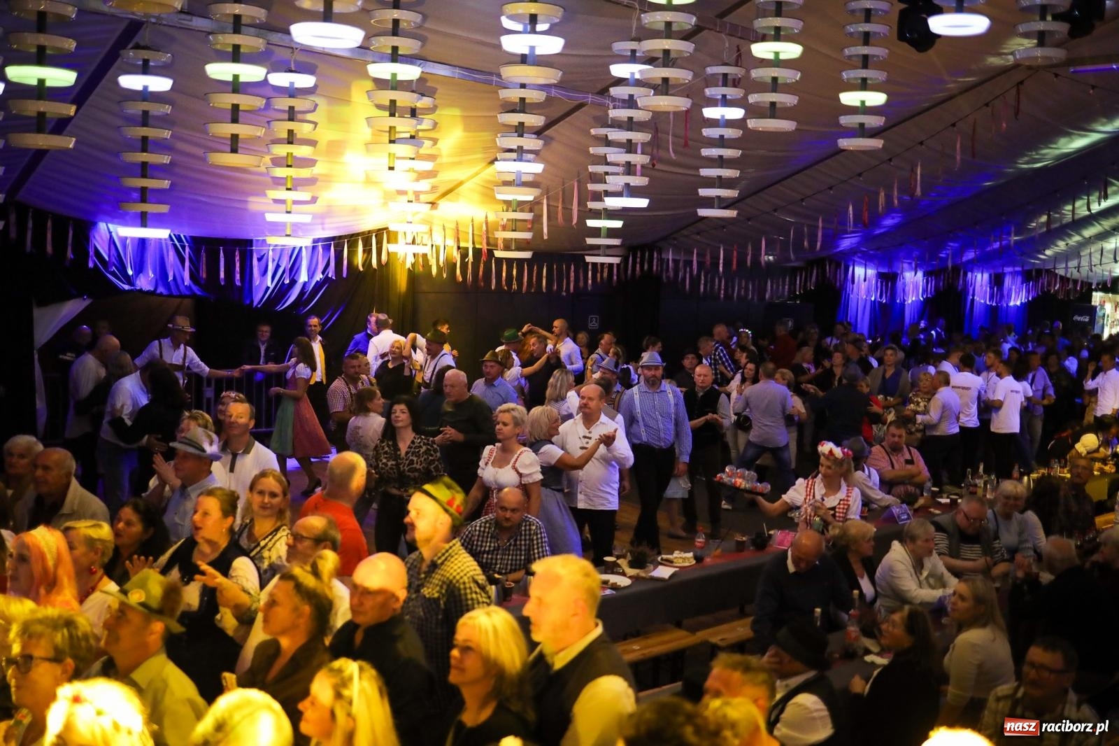 Zdjęcie w galerii na portalu naszraciborz.pl: Szymocice świętowały 25 lat Oktoberfestu. Na scenie Toby i Francesco Napoli [FOTO] wiadomości z regionu