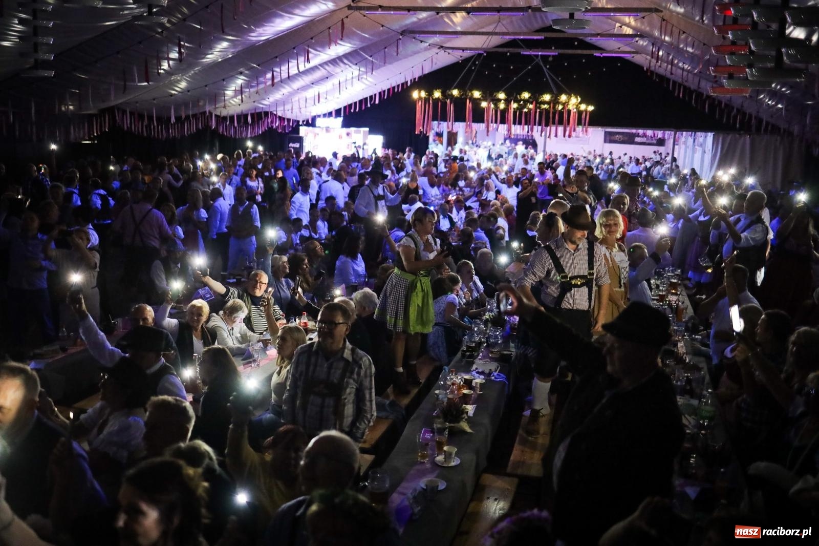 Zdjęcie w galerii na portalu naszraciborz.pl: Szymocice świętowały 25 lat Oktoberfestu. Na scenie Toby i Francesco Napoli [FOTO] wiadomości z regionu