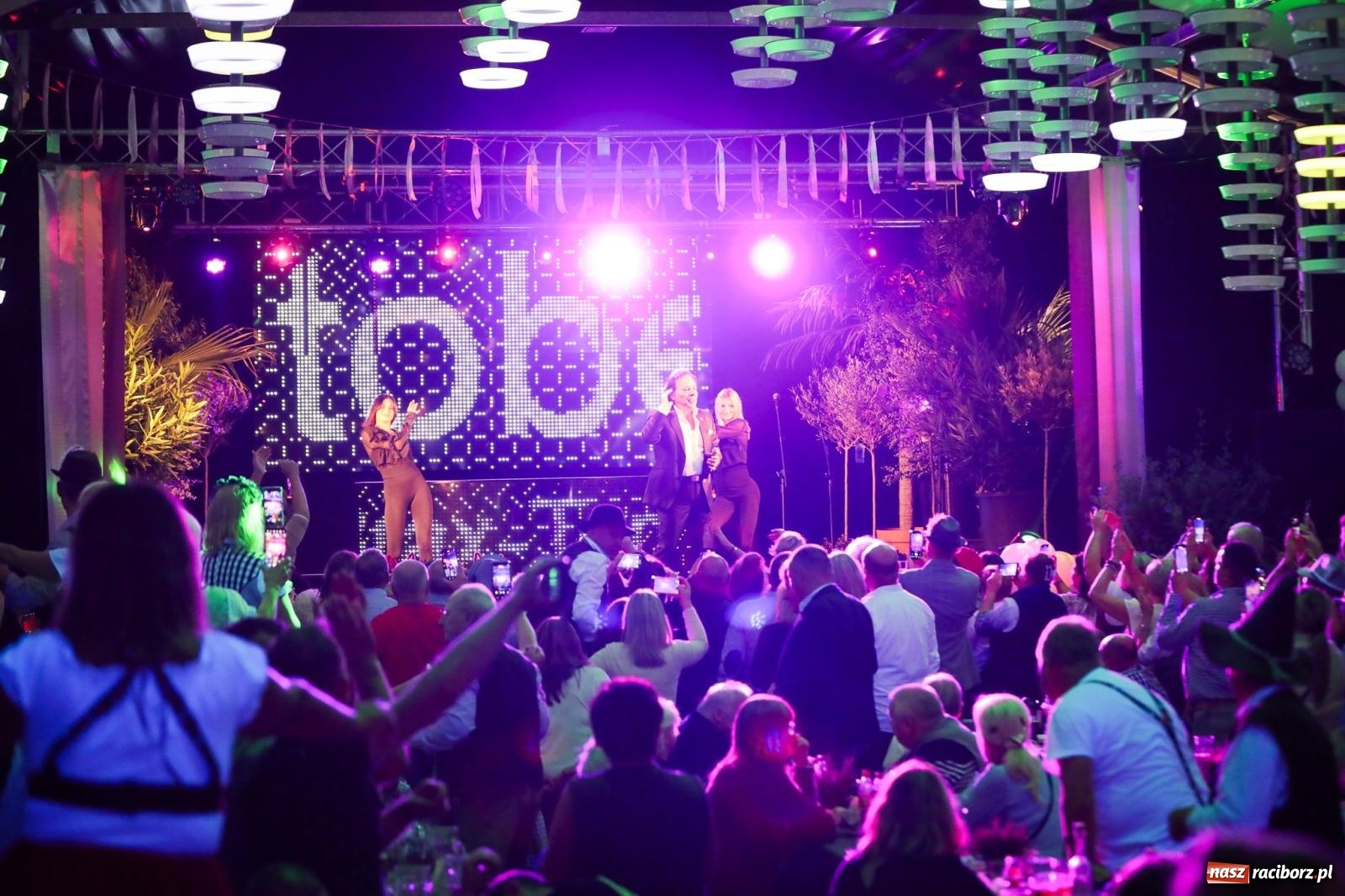 Zdjęcie w galerii na portalu naszraciborz.pl: Szymocice świętowały 25 lat Oktoberfestu. Na scenie Toby i Francesco Napoli [FOTO] wiadomości z regionu