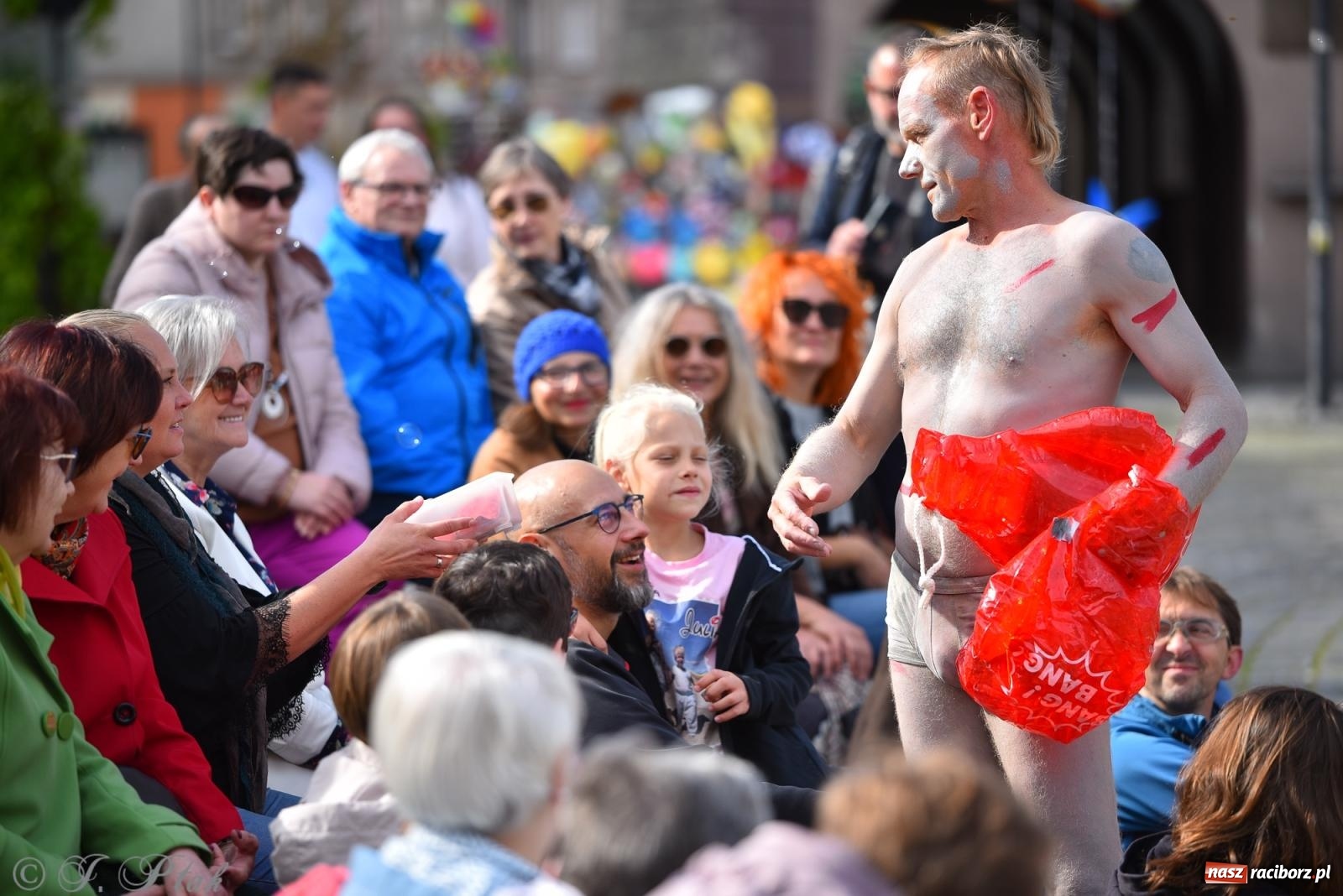 Zdjęcie w galerii na portalu naszraciborz.pl: Pozor, už nemôžem - spektakl na raciborskim Rynku [FOTO i WIDEO] wiadomości z regionu