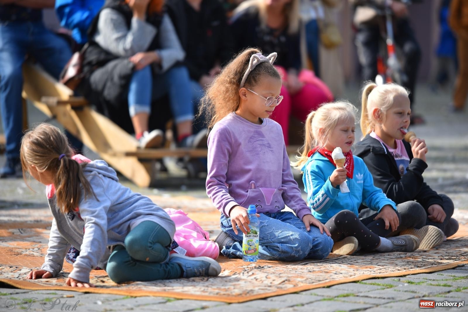 Zdjęcie w galerii na portalu naszraciborz.pl: Pozor, už nemôžem - spektakl na raciborskim Rynku [FOTO i WIDEO] wiadomości z regionu