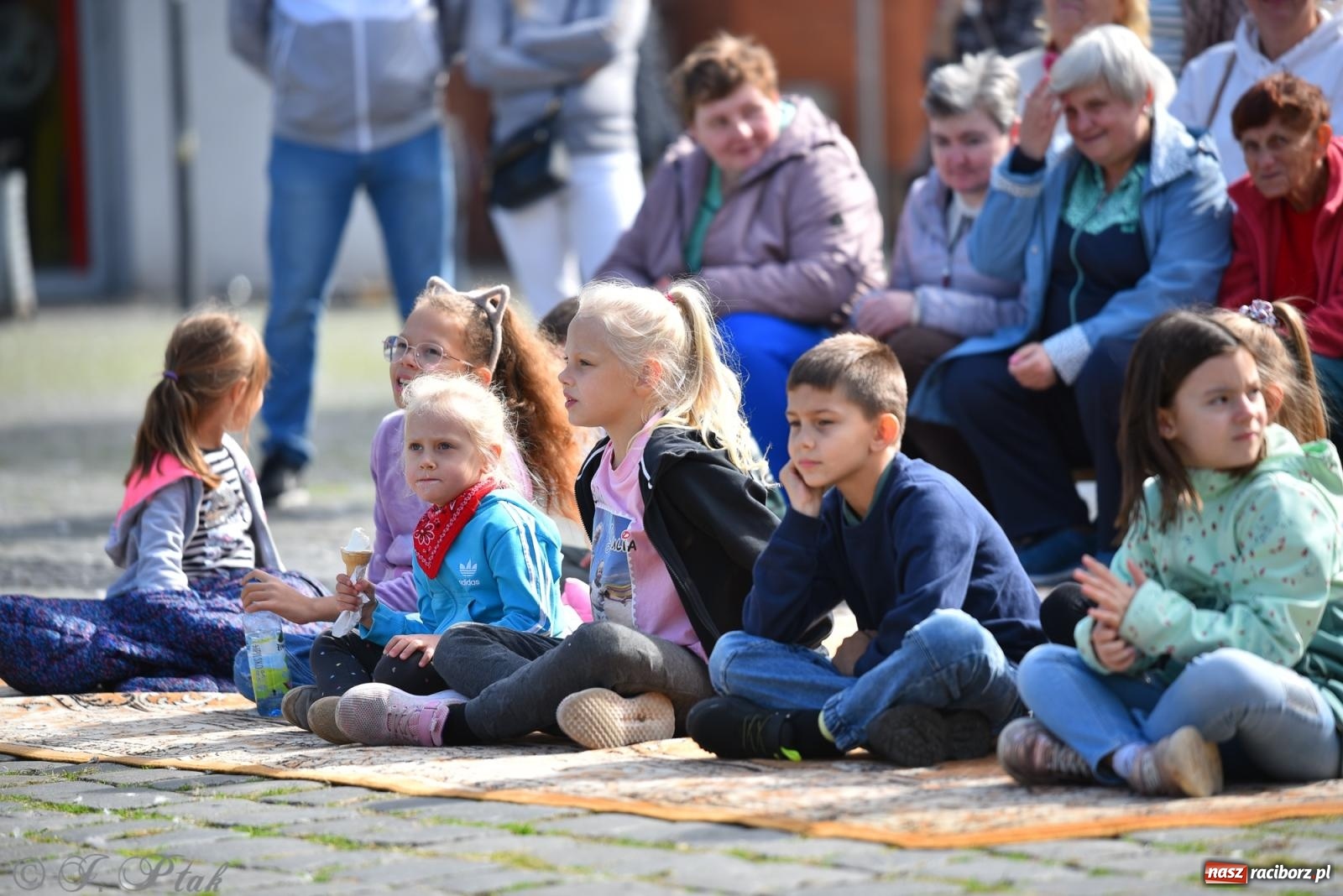 Zdjęcie w galerii na portalu naszraciborz.pl: Pozor, už nemôžem - spektakl na raciborskim Rynku [FOTO i WIDEO] wiadomości z regionu