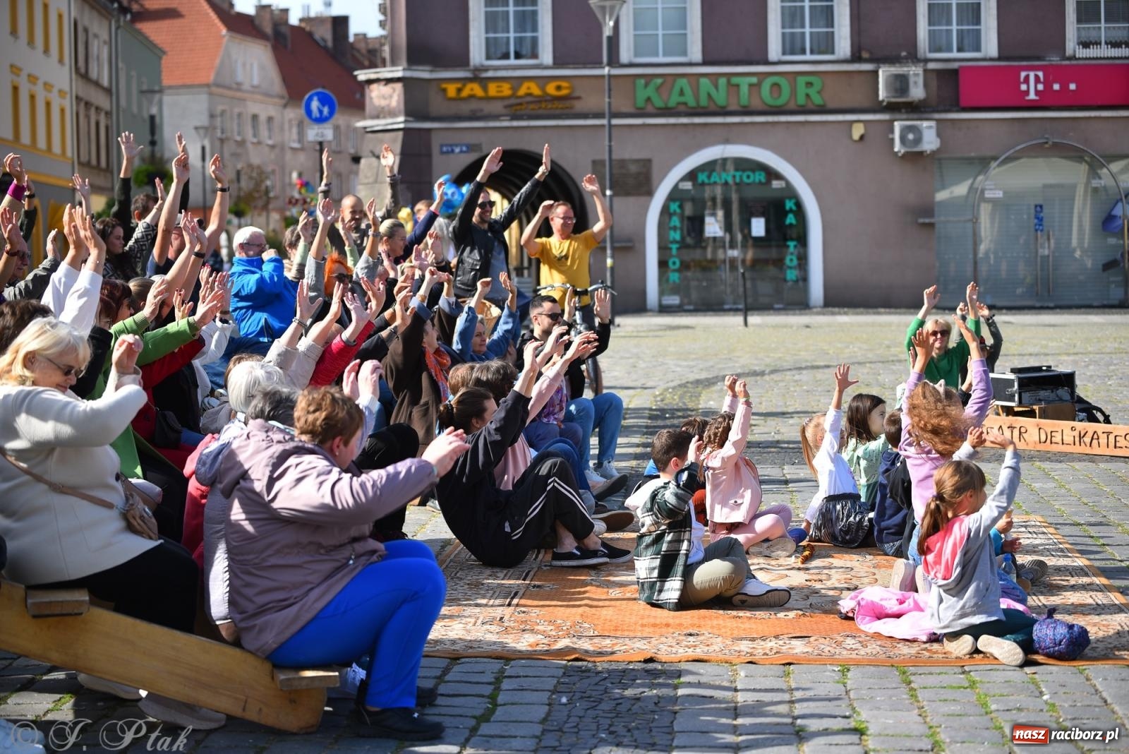 Zdjęcie w galerii na portalu naszraciborz.pl: Pozor, už nemôžem - spektakl na raciborskim Rynku [FOTO i WIDEO] wiadomości z regionu