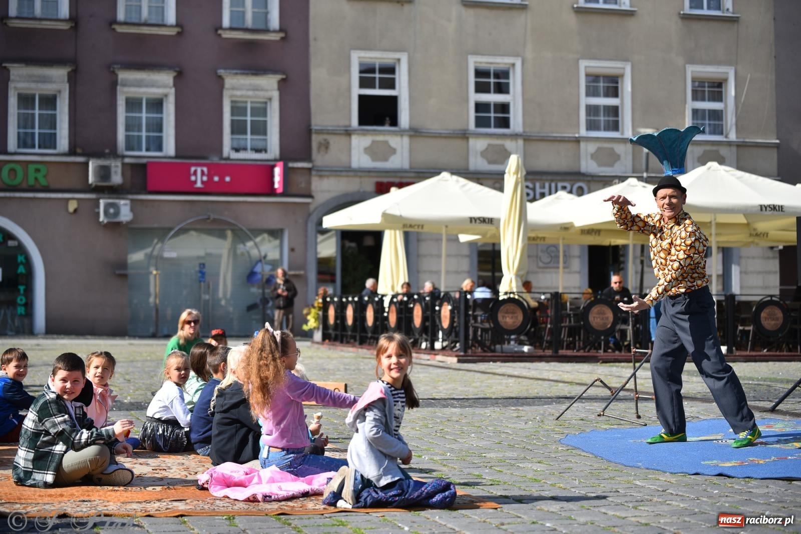 Zdjęcie w galerii na portalu naszraciborz.pl: Pozor, už nemôžem - spektakl na raciborskim Rynku [FOTO i WIDEO] wiadomości z regionu