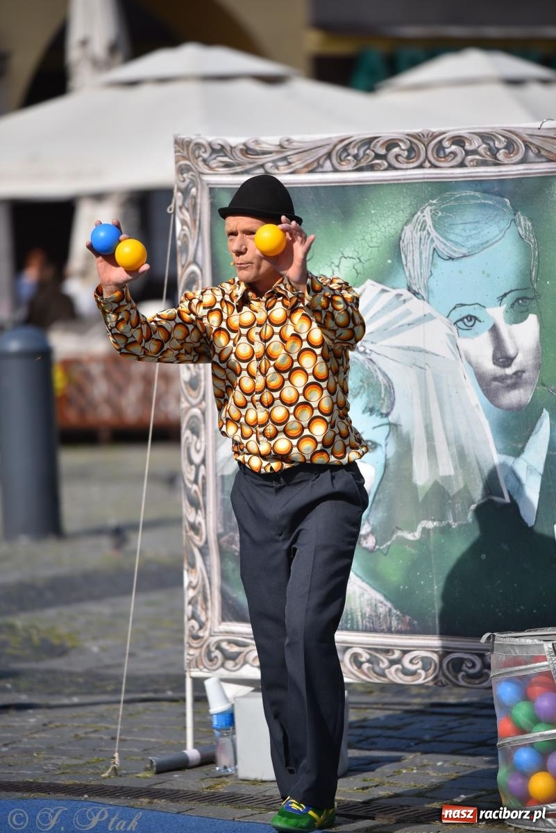 Zdjęcie w galerii na portalu naszraciborz.pl: Pozor, už nemôžem - spektakl na raciborskim Rynku [FOTO i WIDEO] wiadomości z regionu