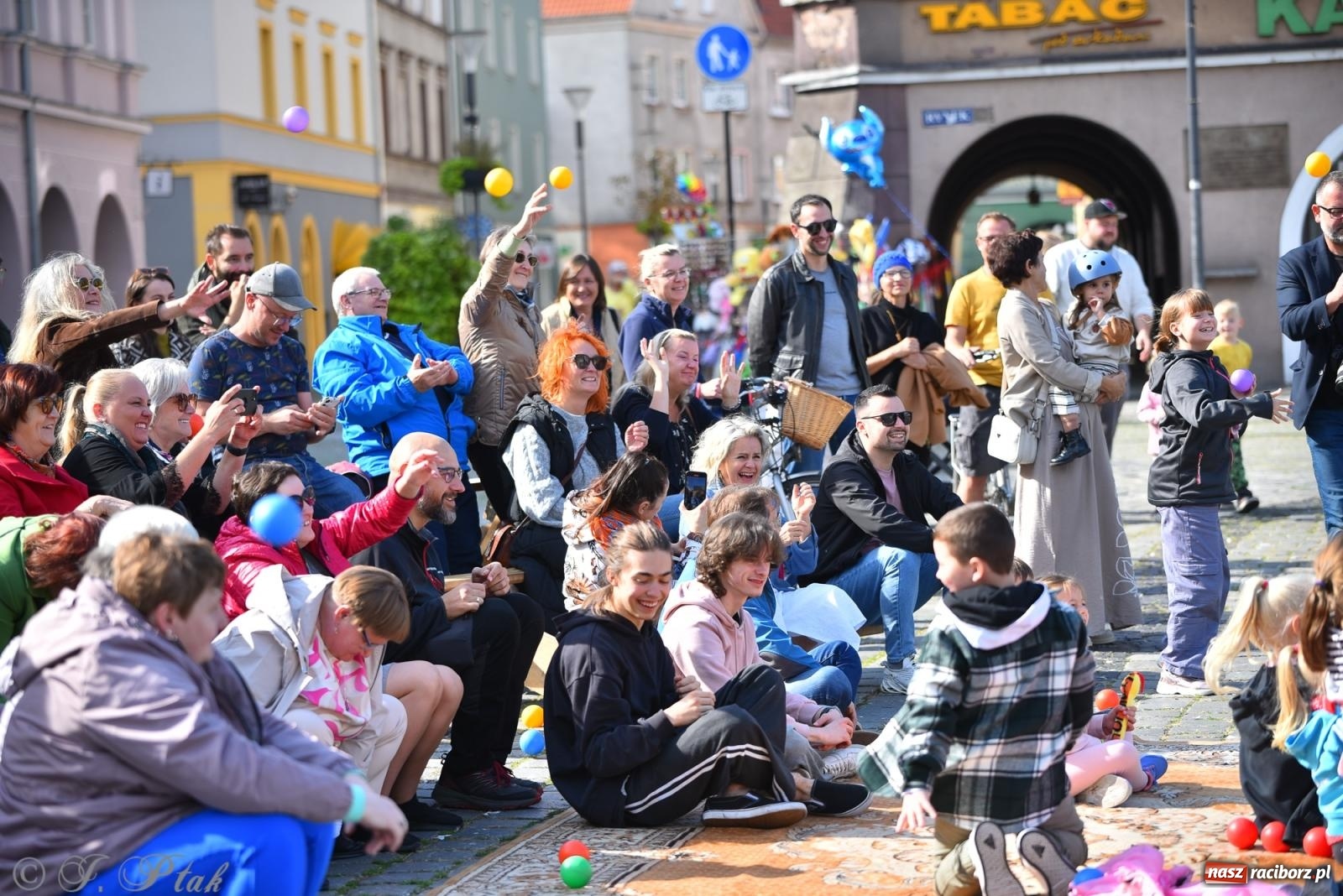 Zdjęcie w galerii na portalu naszraciborz.pl: Pozor, už nemôžem - spektakl na raciborskim Rynku [FOTO i WIDEO] wiadomości z regionu