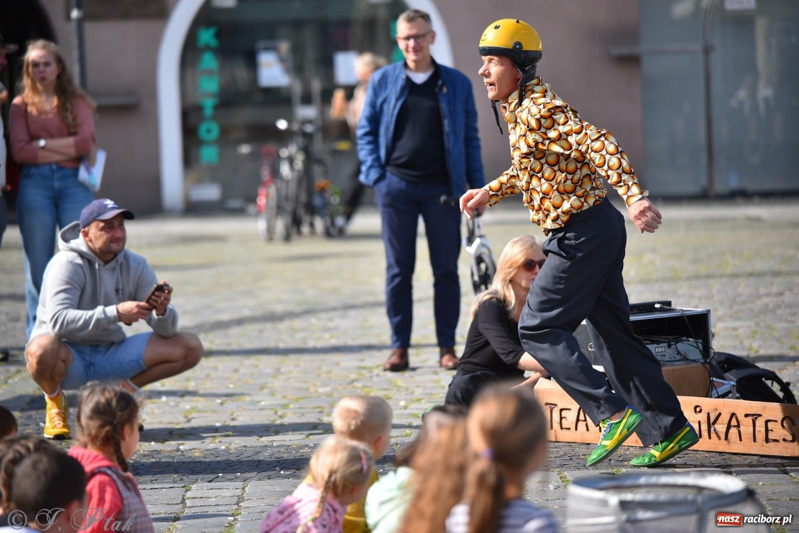 Zdjęcie w galerii na portalu naszraciborz.pl: Pozor, už nemôžem - spektakl na raciborskim Rynku [FOTO i WIDEO] wiadomości z regionu