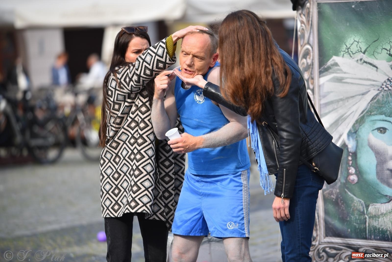 Zdjęcie w galerii na portalu naszraciborz.pl: Pozor, už nemôžem - spektakl na raciborskim Rynku [FOTO i WIDEO] wiadomości z regionu