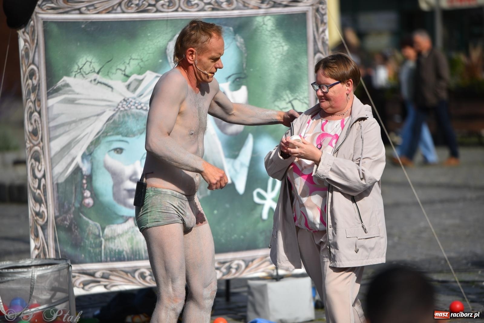 Zdjęcie w galerii na portalu naszraciborz.pl: Pozor, už nemôžem - spektakl na raciborskim Rynku [FOTO i WIDEO] wiadomości z regionu