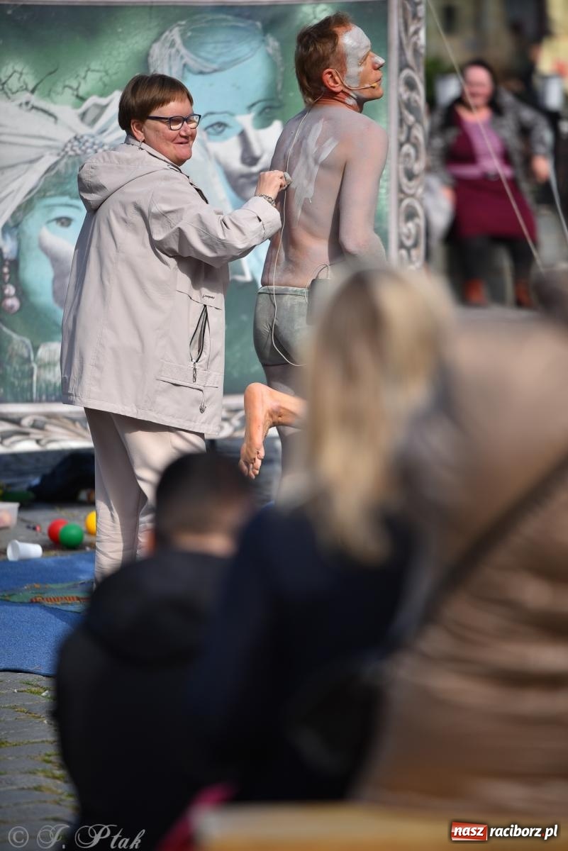 Zdjęcie w galerii na portalu naszraciborz.pl: Pozor, už nemôžem - spektakl na raciborskim Rynku [FOTO i WIDEO] wiadomości z regionu