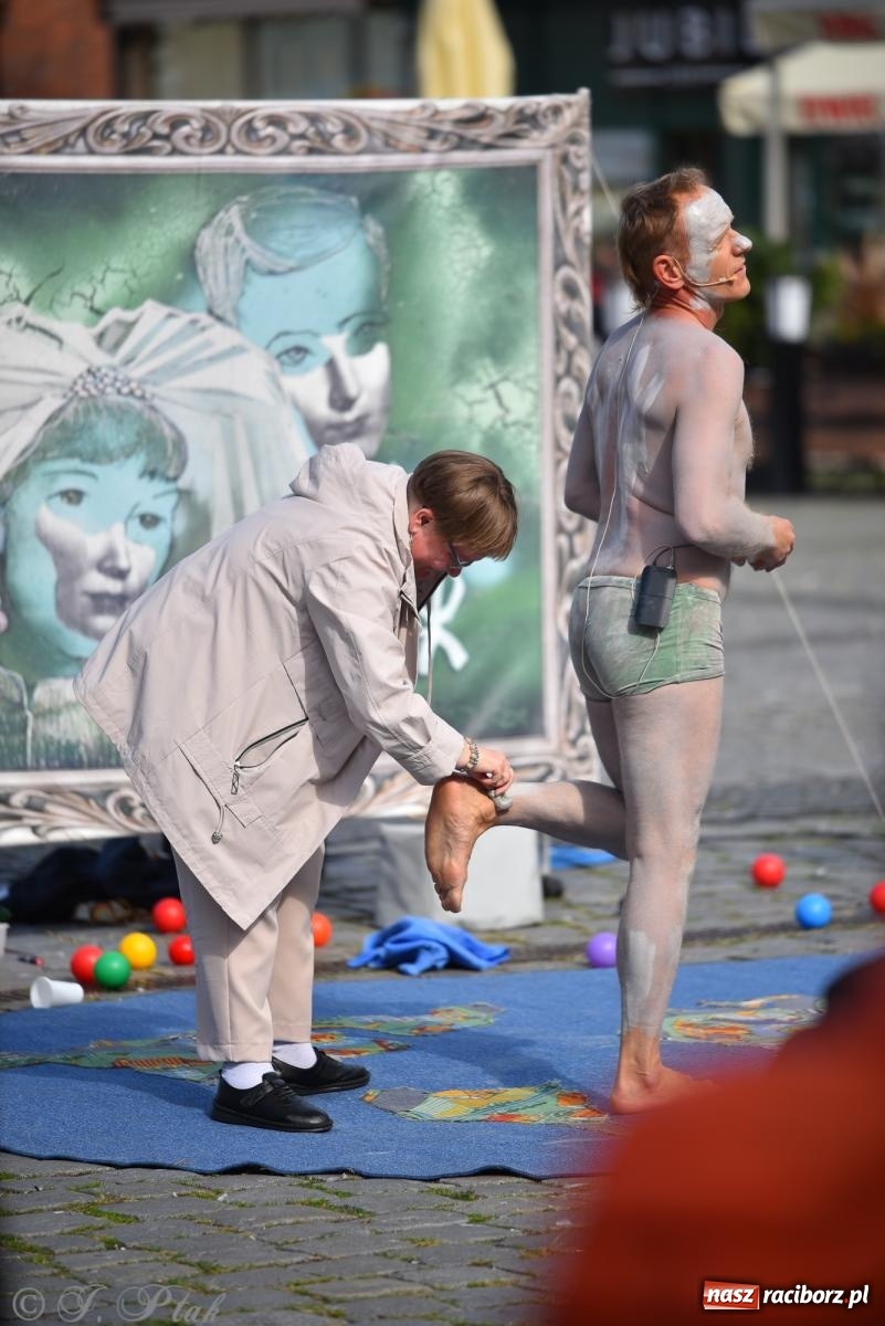 Zdjęcie w galerii na portalu naszraciborz.pl: Pozor, už nemôžem - spektakl na raciborskim Rynku [FOTO i WIDEO] wiadomości z regionu