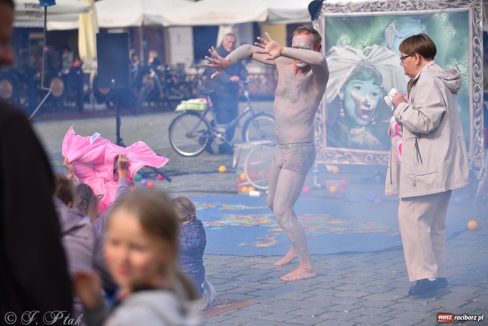 Zdjęcie w galerii na portalu naszraciborz.pl: Pozor, už nemôžem - spektakl na raciborskim Rynku [FOTO i WIDEO] wiadomości z regionu