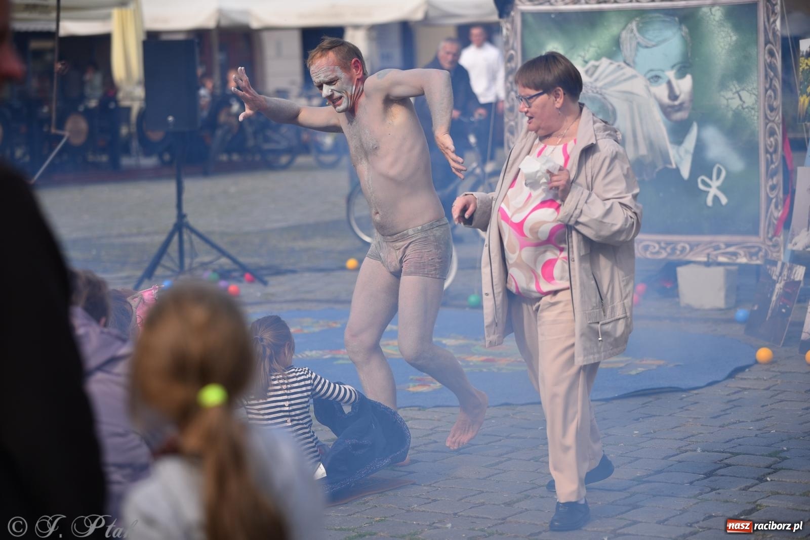 Zdjęcie w galerii na portalu naszraciborz.pl: Pozor, už nemôžem - spektakl na raciborskim Rynku [FOTO i WIDEO] wiadomości z regionu