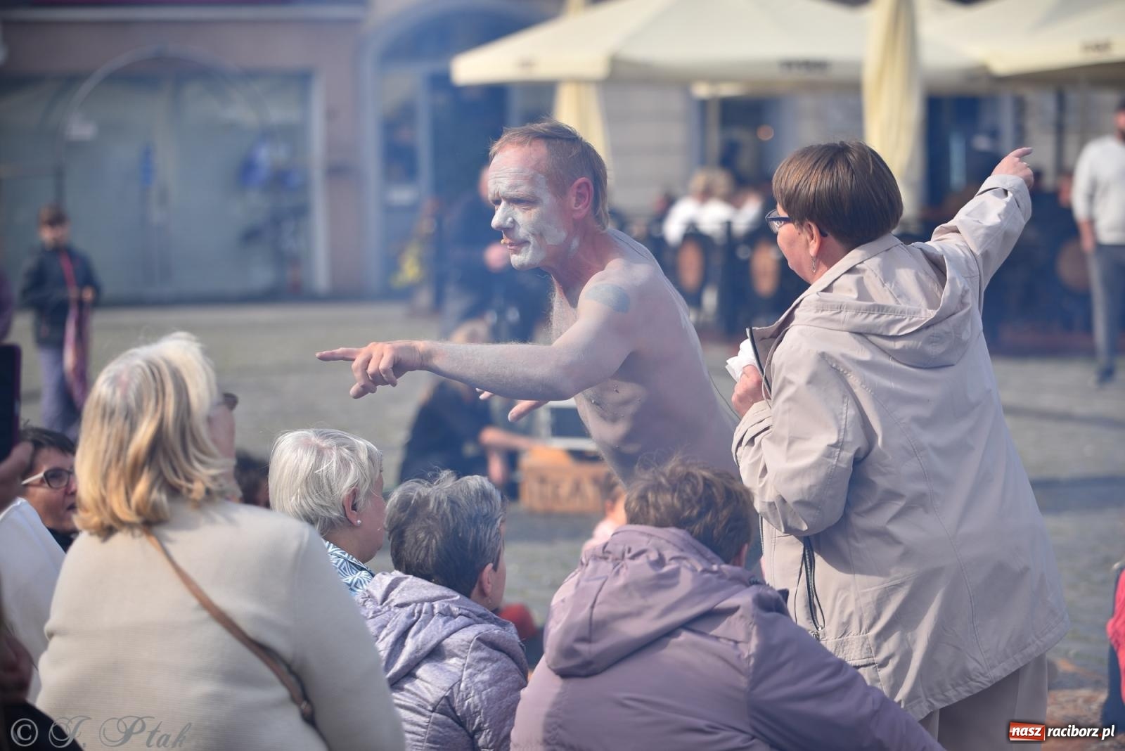 Zdjęcie w galerii na portalu naszraciborz.pl: Pozor, už nemôžem - spektakl na raciborskim Rynku [FOTO i WIDEO] wiadomości z regionu