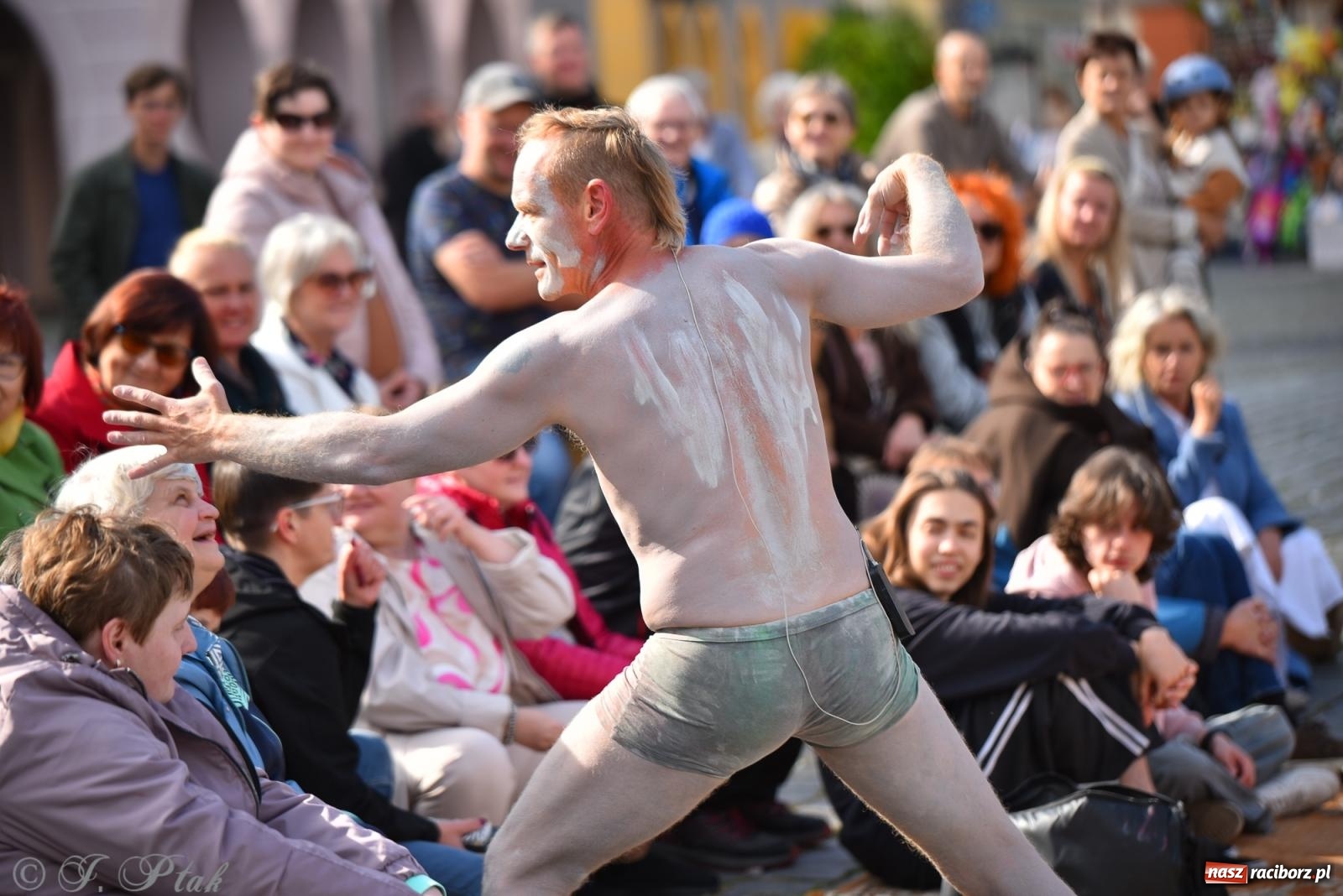 Zdjęcie w galerii na portalu naszraciborz.pl: Pozor, už nemôžem - spektakl na raciborskim Rynku [FOTO i WIDEO] wiadomości z regionu