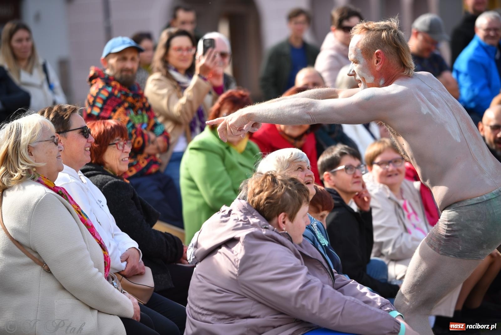 Zdjęcie w galerii na portalu naszraciborz.pl: Pozor, už nemôžem - spektakl na raciborskim Rynku [FOTO i WIDEO] wiadomości z regionu