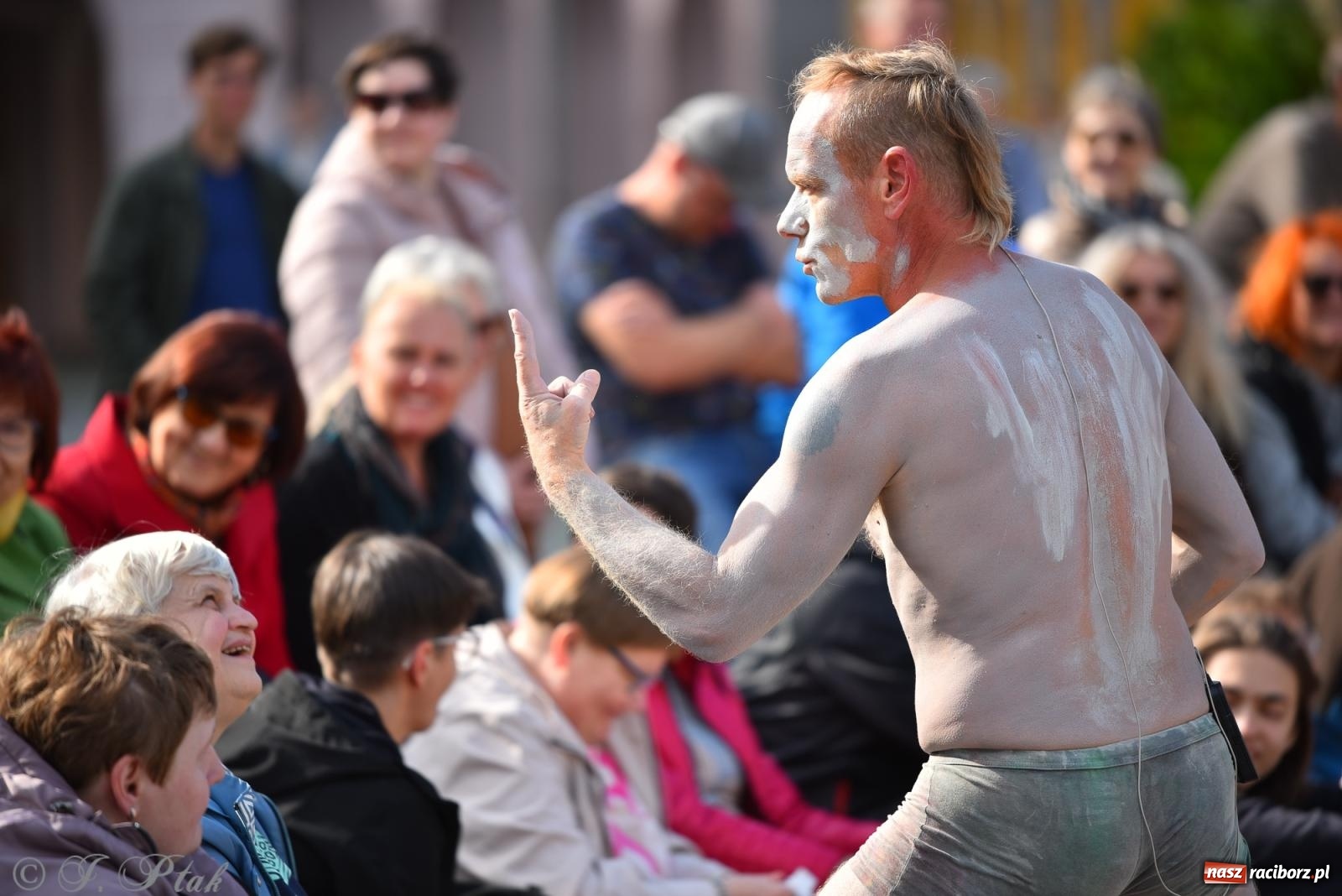 Zdjęcie w galerii na portalu naszraciborz.pl: Pozor, už nemôžem - spektakl na raciborskim Rynku [FOTO i WIDEO] wiadomości z regionu