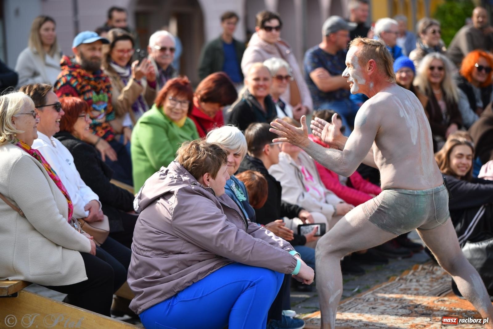 Zdjęcie w galerii na portalu naszraciborz.pl: Pozor, už nemôžem - spektakl na raciborskim Rynku [FOTO i WIDEO] wiadomości z regionu