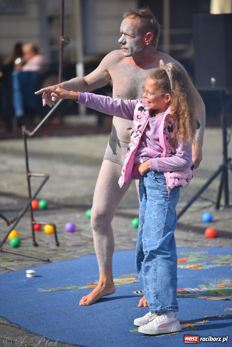 Zdjęcie w galerii na portalu naszraciborz.pl: Pozor, už nemôžem - spektakl na raciborskim Rynku [FOTO i WIDEO] wiadomości z regionu