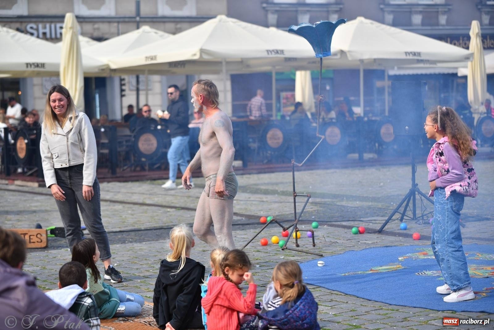 Zdjęcie w galerii na portalu naszraciborz.pl: Pozor, už nemôžem - spektakl na raciborskim Rynku [FOTO i WIDEO] wiadomości z regionu