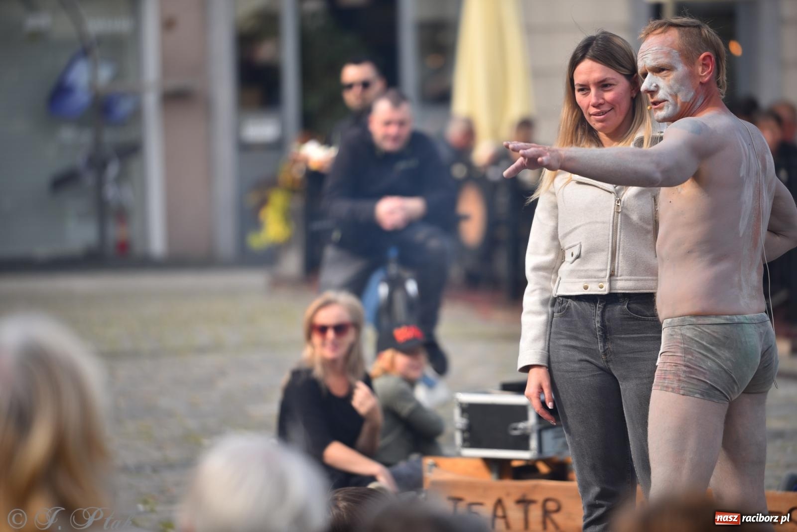 Zdjęcie w galerii na portalu naszraciborz.pl: Pozor, už nemôžem - spektakl na raciborskim Rynku [FOTO i WIDEO] wiadomości z regionu