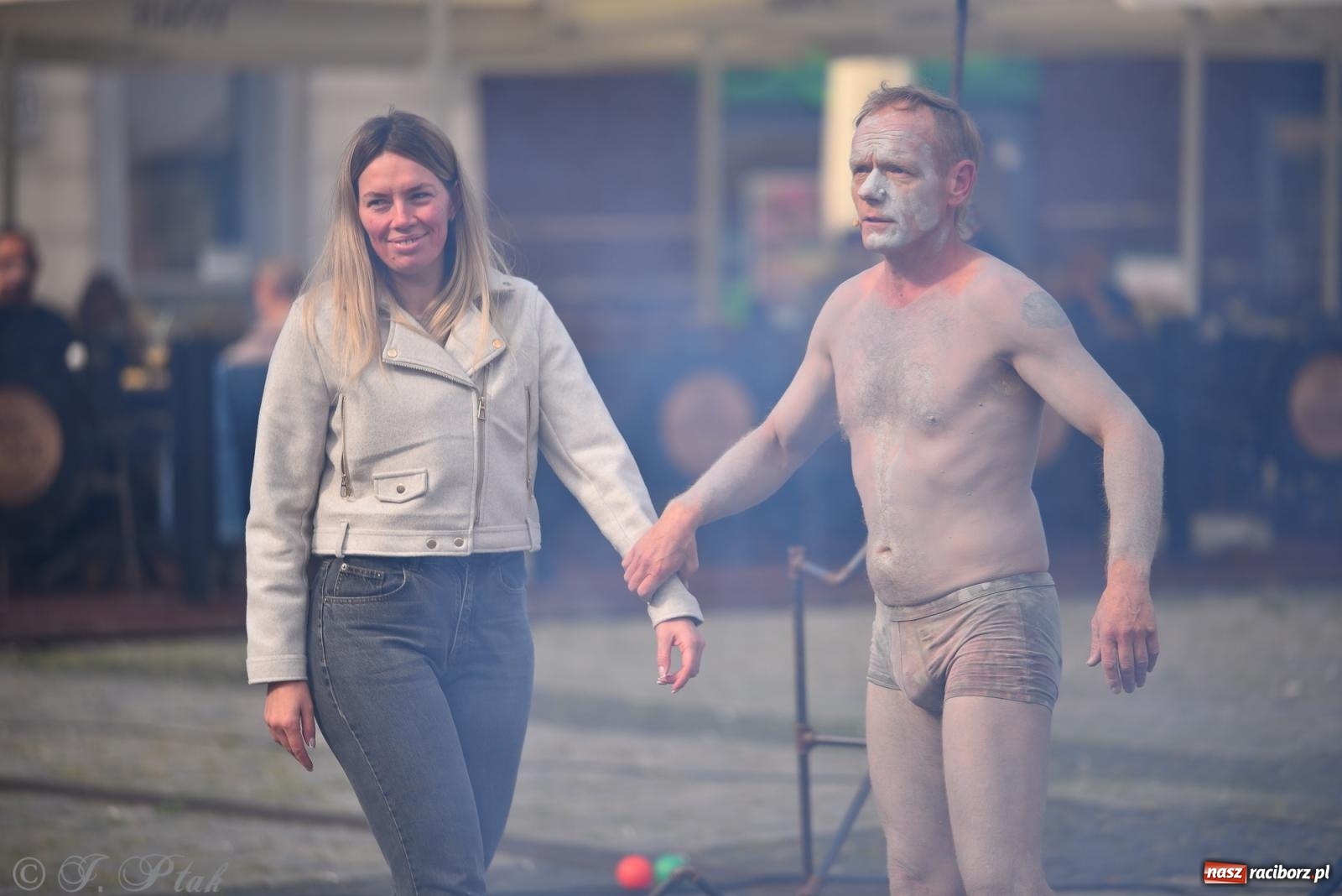 Zdjęcie w galerii na portalu naszraciborz.pl: Pozor, už nemôžem - spektakl na raciborskim Rynku [FOTO i WIDEO] wiadomości z regionu