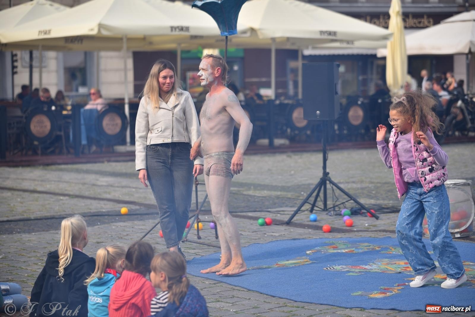 Zdjęcie w galerii na portalu naszraciborz.pl: Pozor, už nemôžem - spektakl na raciborskim Rynku [FOTO i WIDEO] wiadomości z regionu