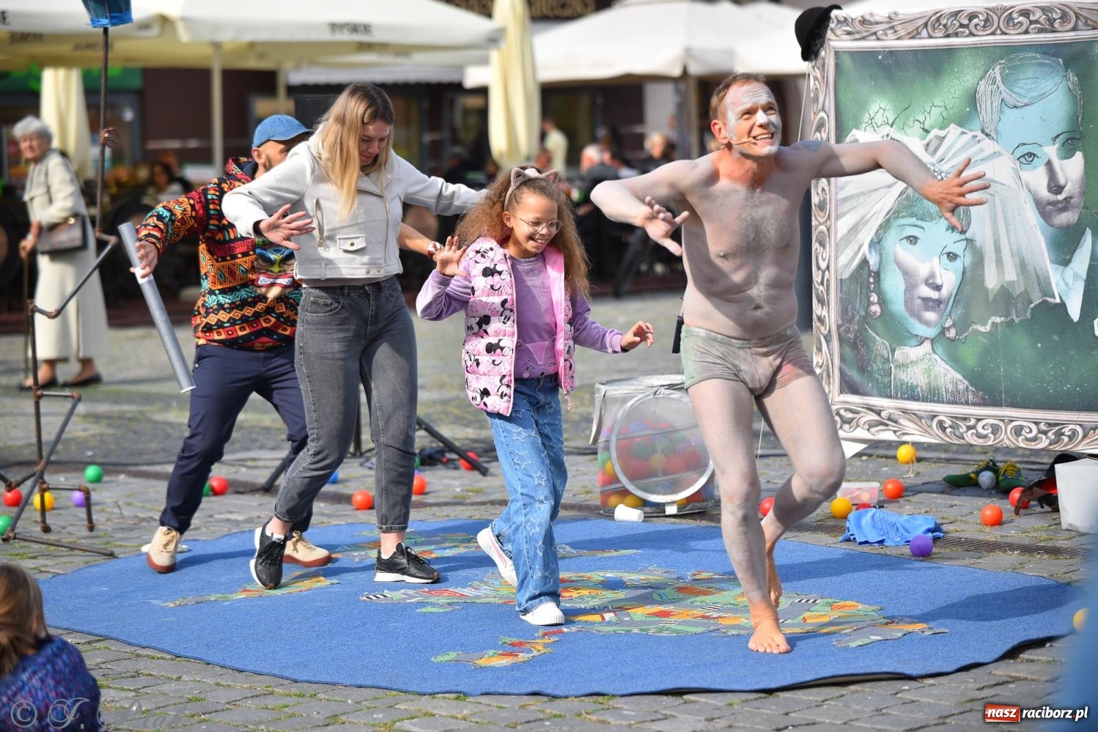 Zdjęcie w galerii na portalu naszraciborz.pl: Pozor, už nemôžem - spektakl na raciborskim Rynku [FOTO i WIDEO] wiadomości z regionu