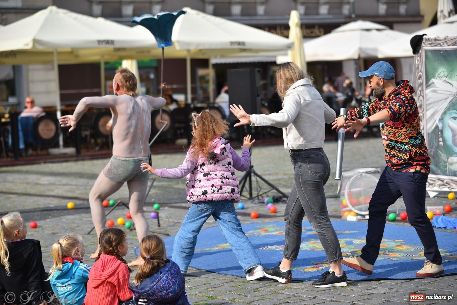 Zdjęcie w galerii na portalu naszraciborz.pl: Pozor, už nemôžem - spektakl na raciborskim Rynku [FOTO i WIDEO] wiadomości z regionu