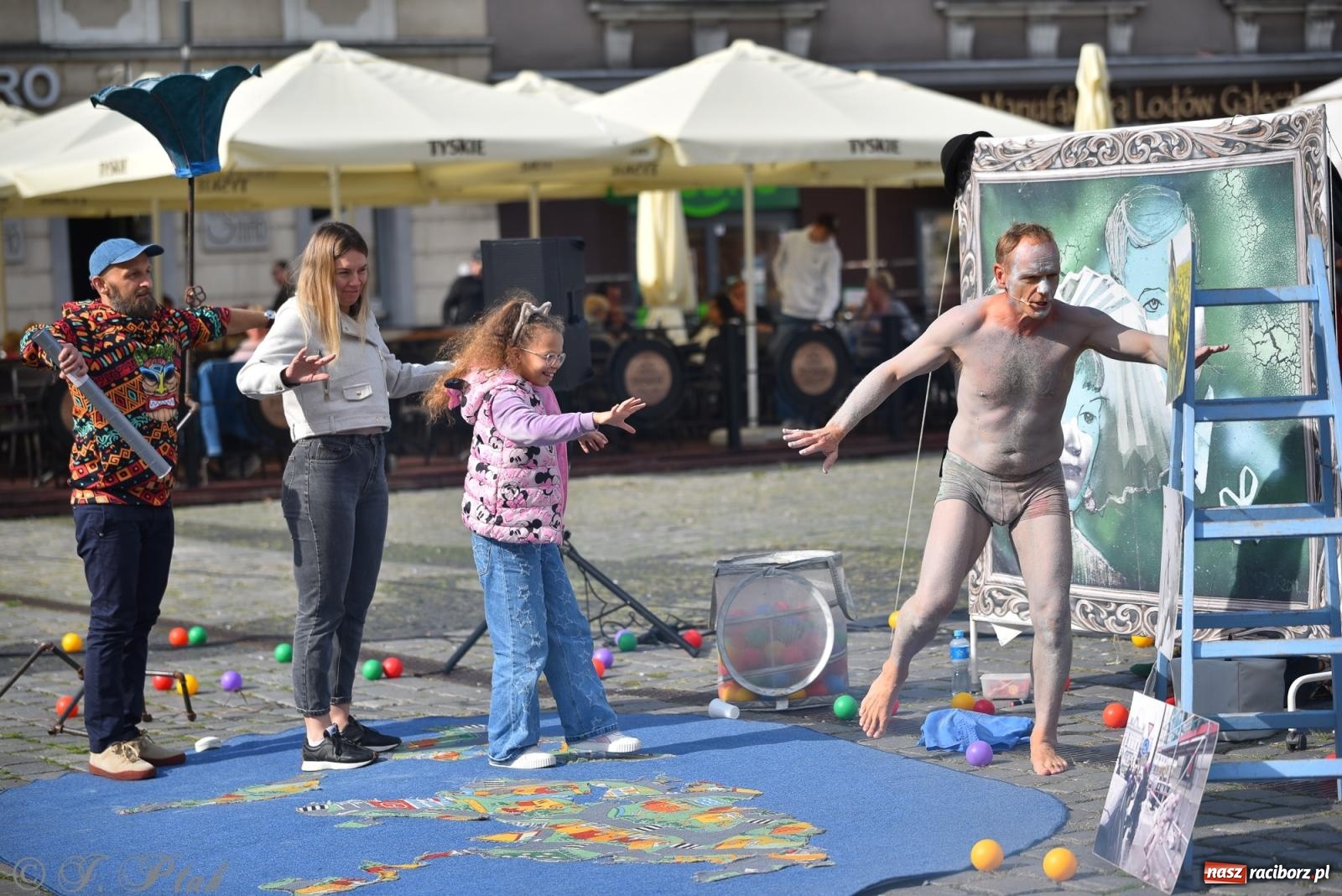 Zdjęcie w galerii na portalu naszraciborz.pl: Pozor, už nemôžem - spektakl na raciborskim Rynku [FOTO i WIDEO] wiadomości z regionu