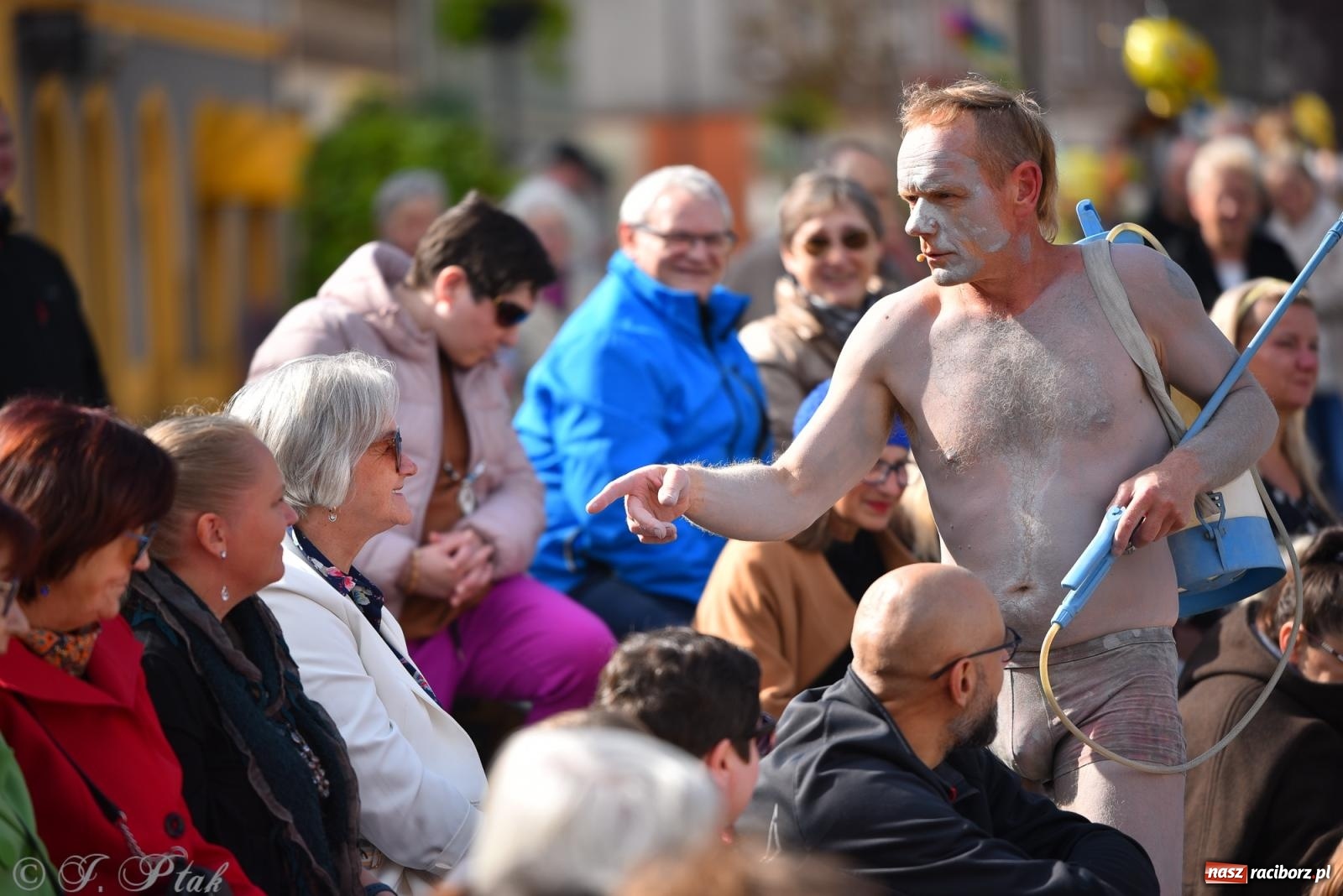 Zdjęcie w galerii na portalu naszraciborz.pl: Pozor, už nemôžem - spektakl na raciborskim Rynku [FOTO i WIDEO] wiadomości z regionu