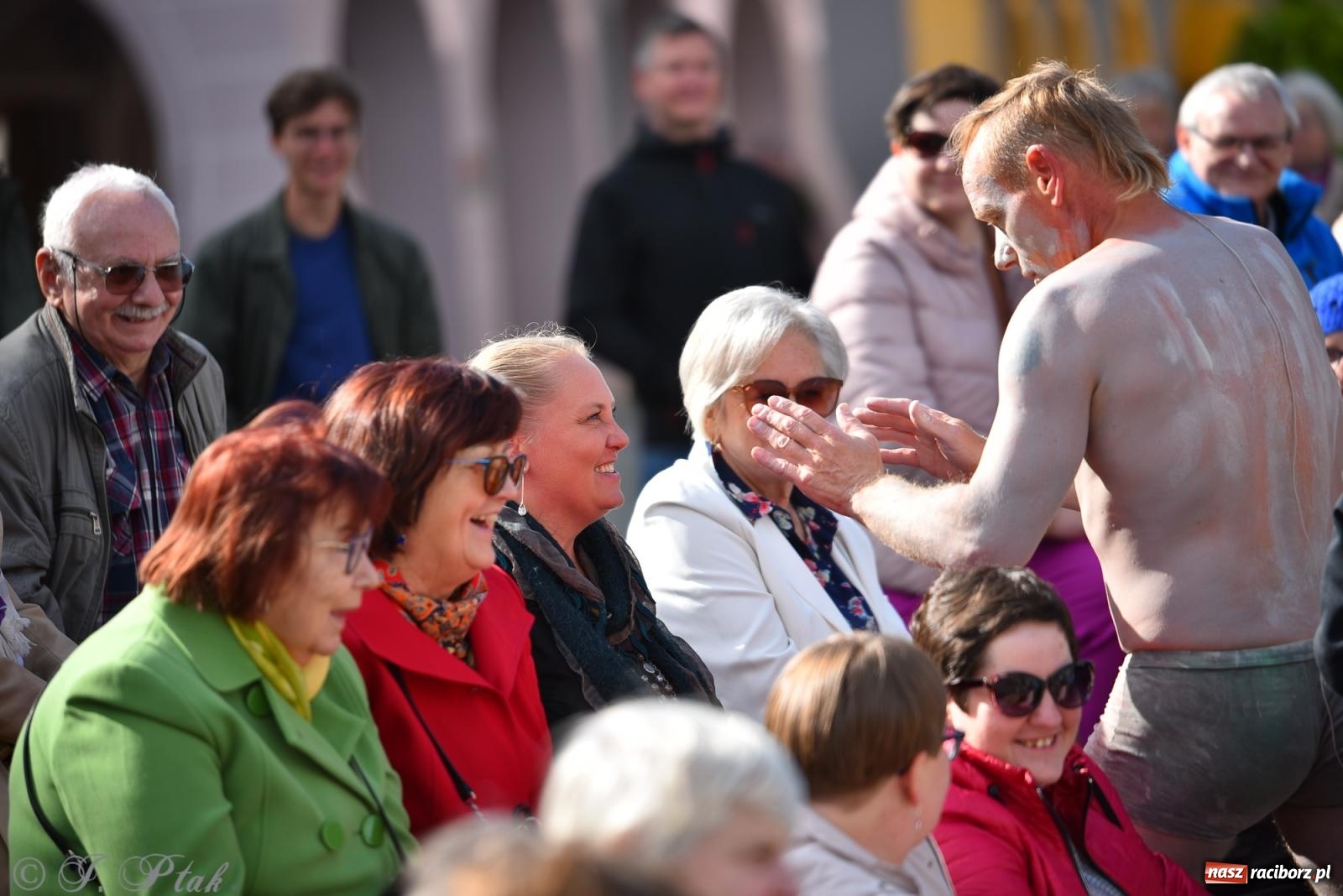 Zdjęcie w galerii na portalu naszraciborz.pl: Pozor, už nemôžem - spektakl na raciborskim Rynku [FOTO i WIDEO] wiadomości z regionu